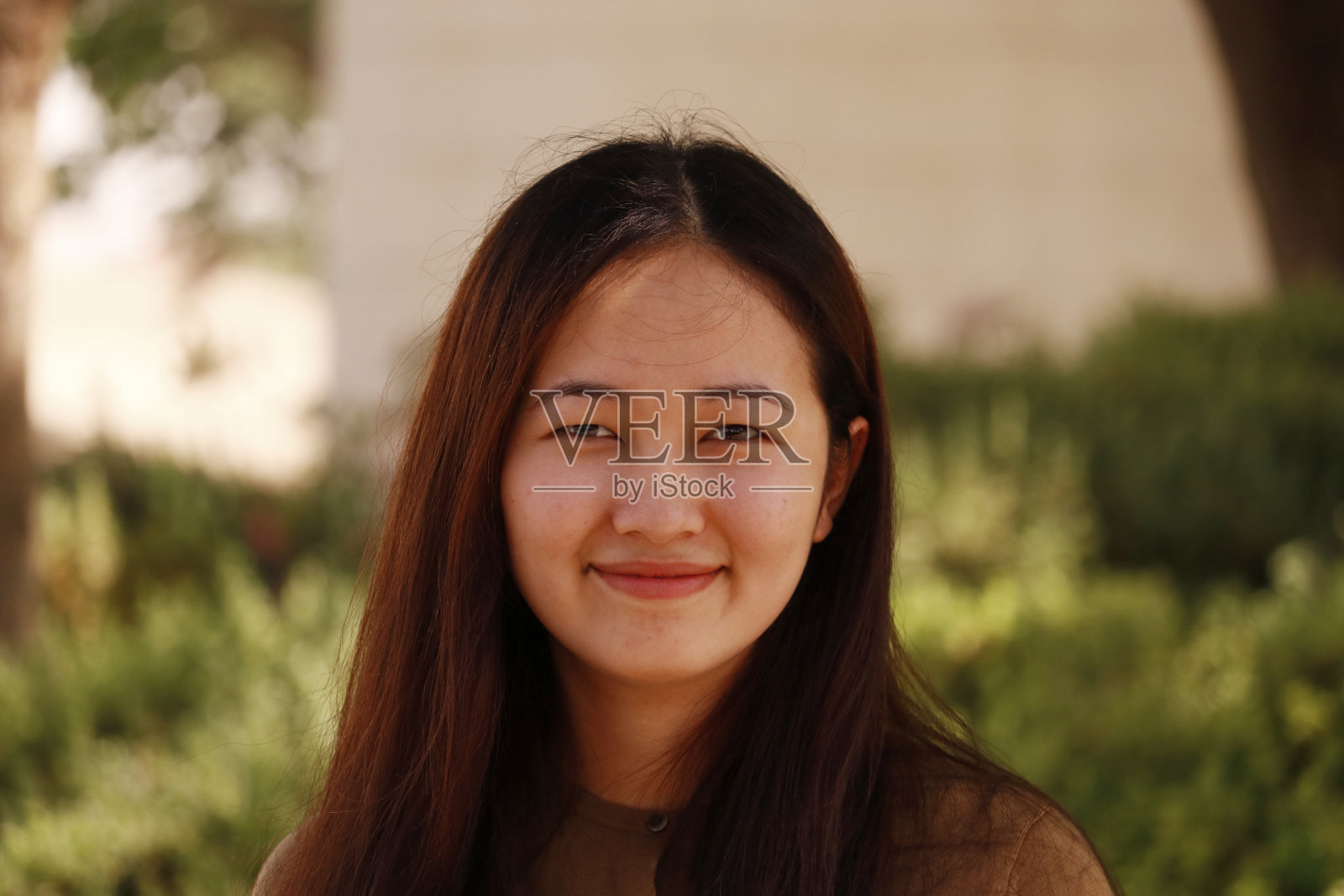 户外美丽的年轻印度女士特写照片摄影图片