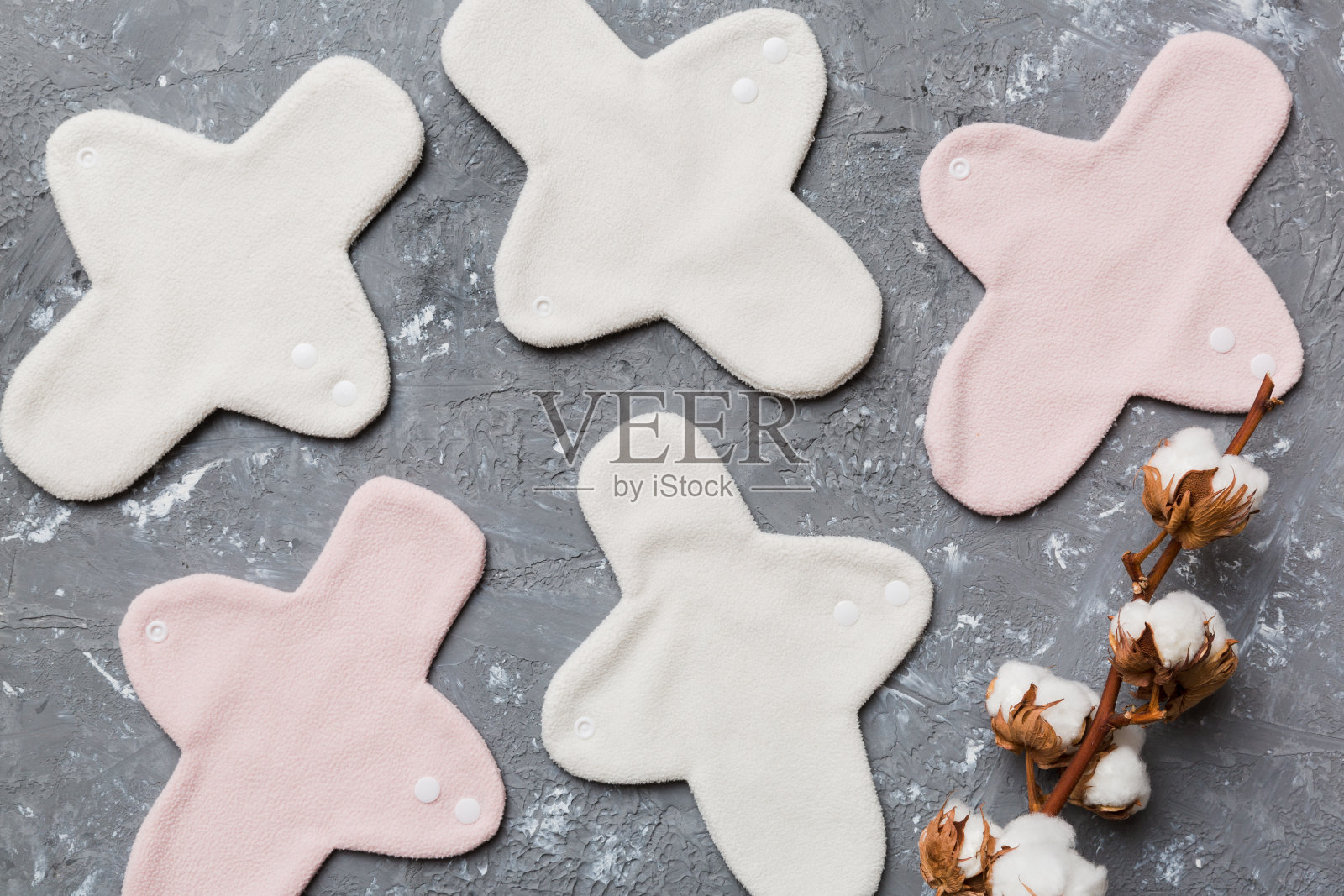 一套色彩鲜艳的可重复使用的月经垫与棉花。零浪费女性时期的概念俯视图与复制空间照片摄影图片