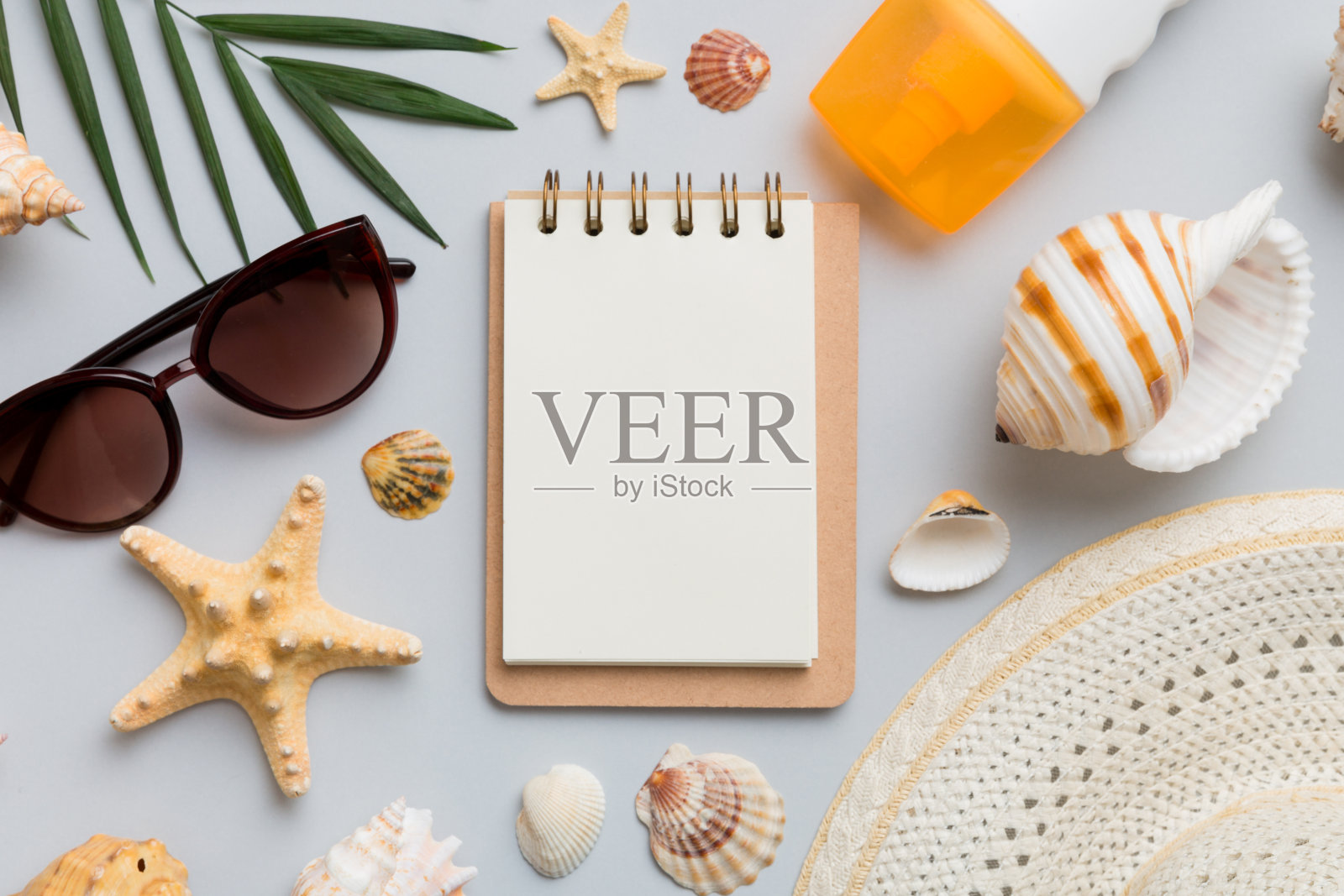 空白书写书与夏季海滩配件的背景，拷贝空间。平面铺设与拷贝空间照片摄影图片