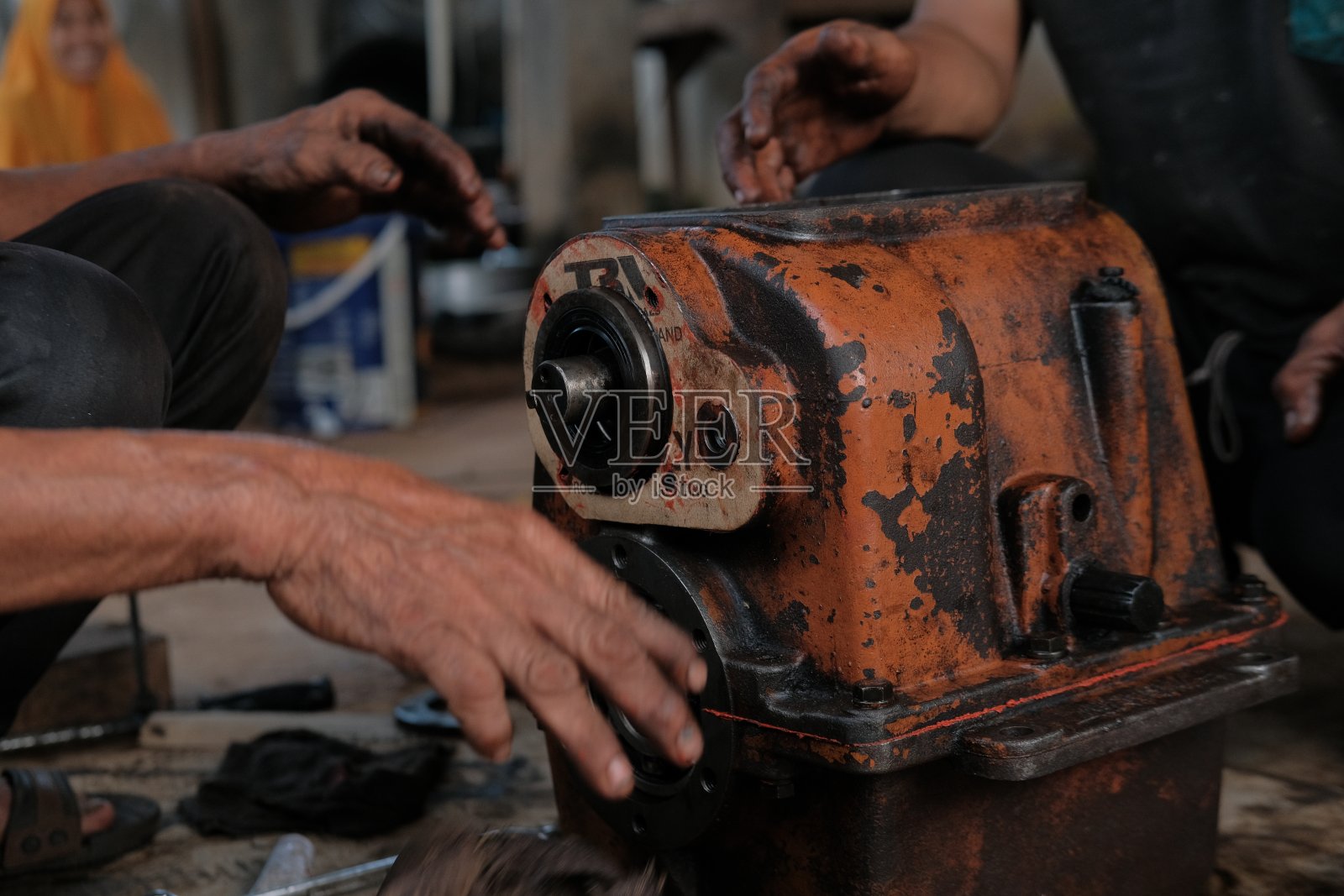 在车间工作的亚洲人照片摄影图片