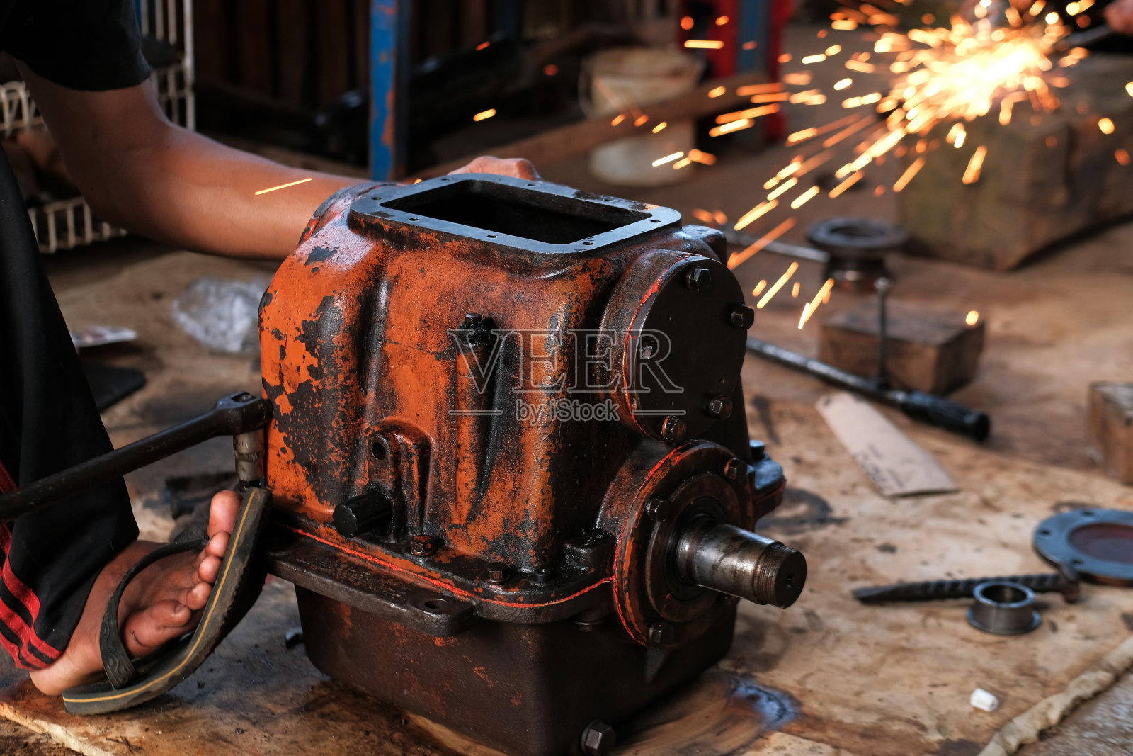 在车间工作的亚洲人照片摄影图片