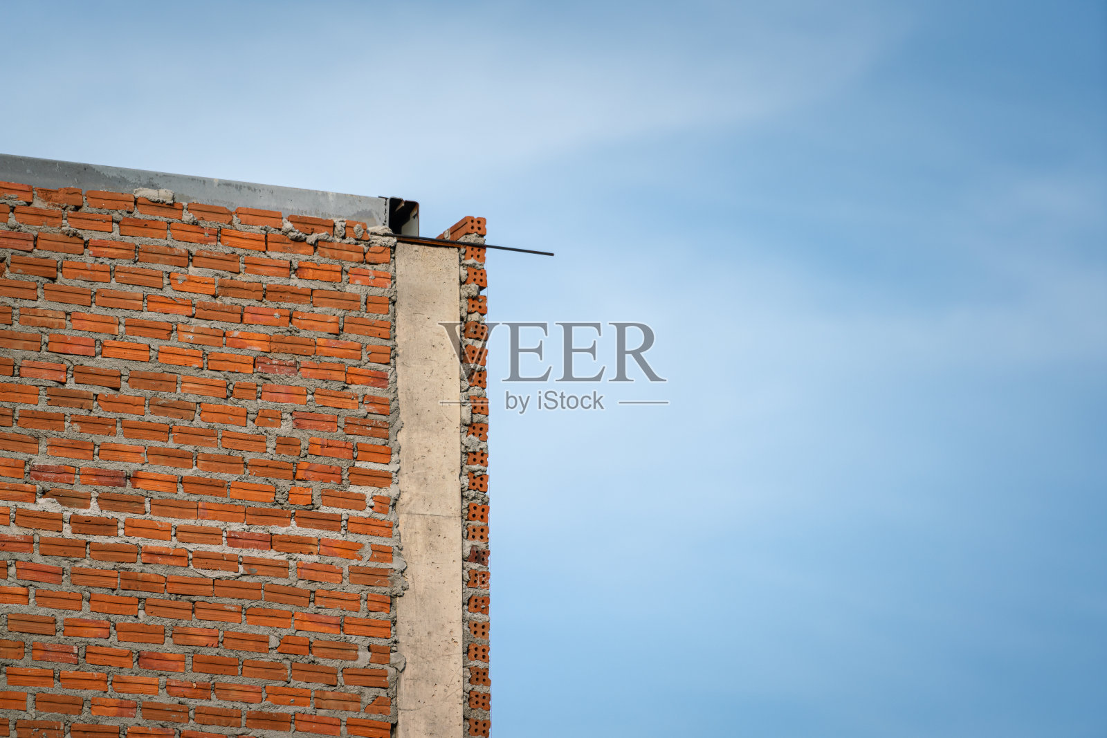 结构部分为砖墙和水泥墙的房屋建筑。照片摄影图片