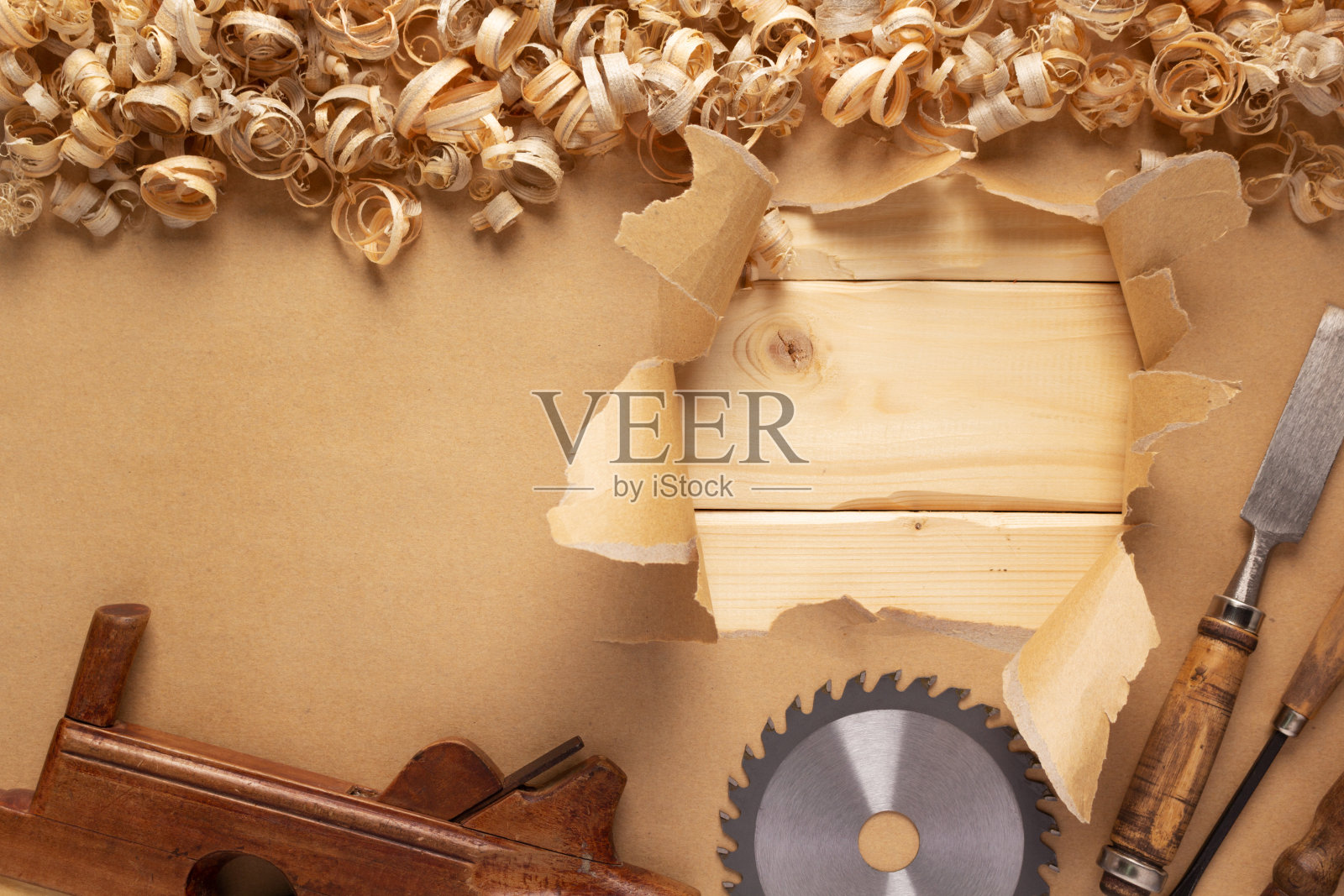 木工木工凿子工具和纸面刨花。凿木工工具照片摄影图片