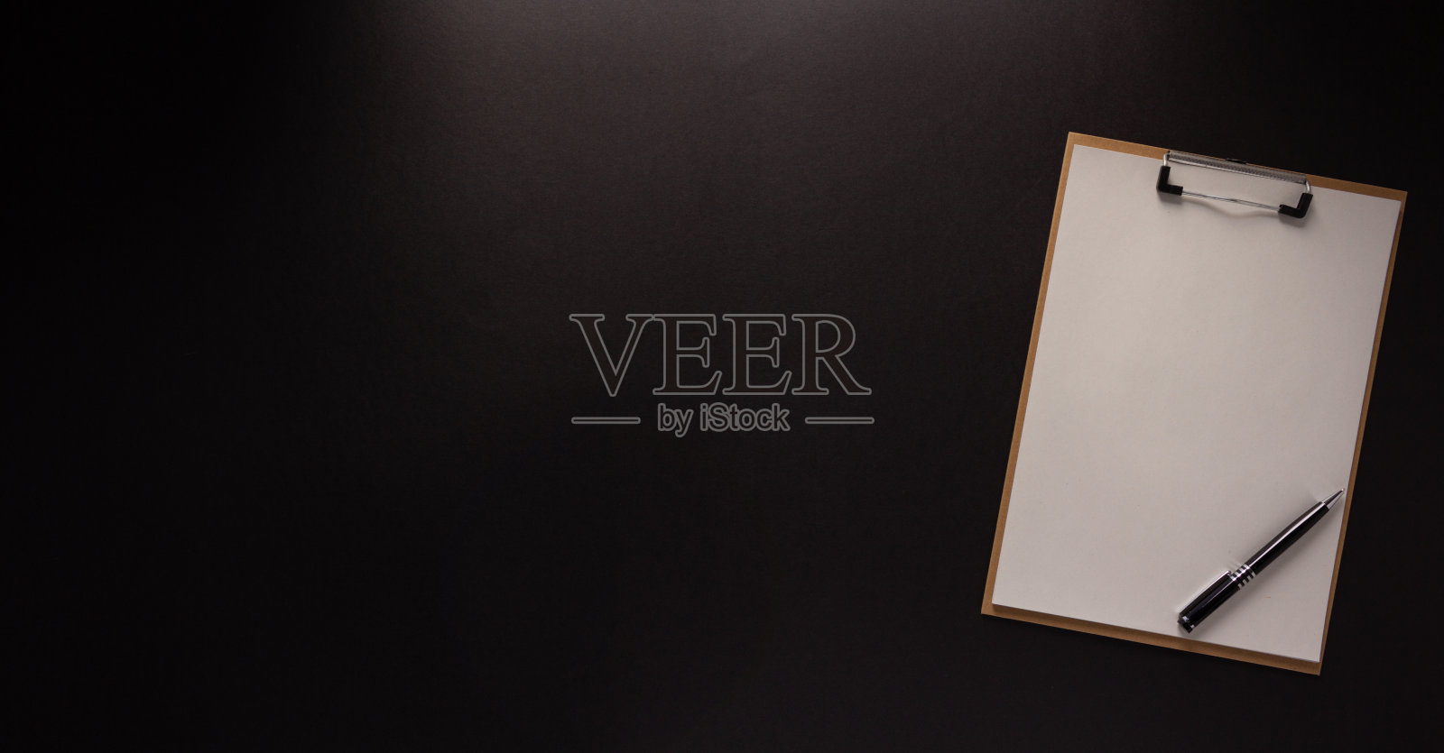 剪贴板和纸张黑色背景纹理。创意概念照片摄影图片