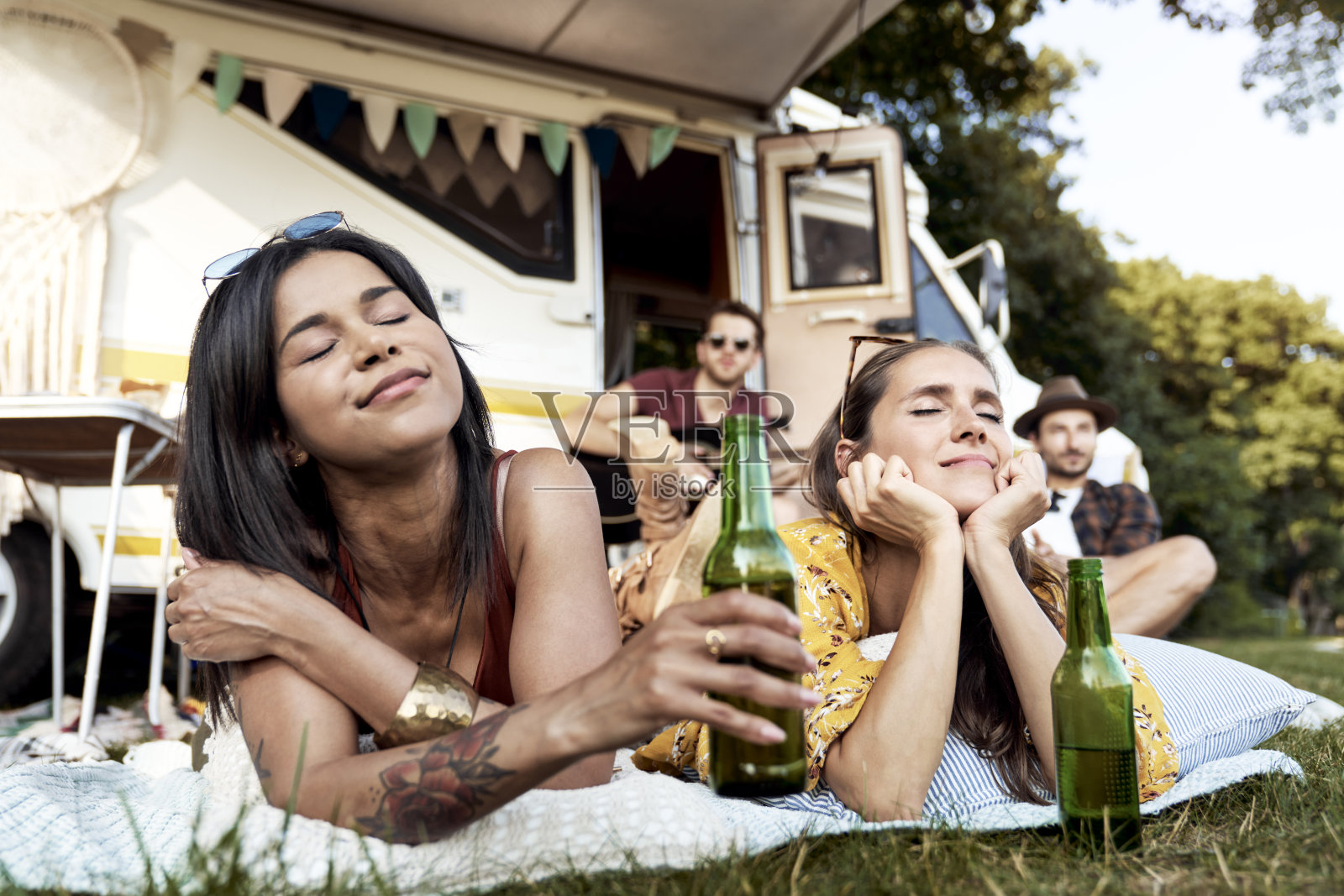 年轻的朋友们在阳光下露营照片摄影图片