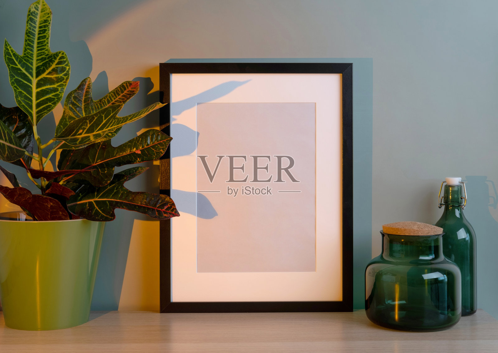 绿色墙壁上的艺术品或印刷品空白画框样机照片摄影图片