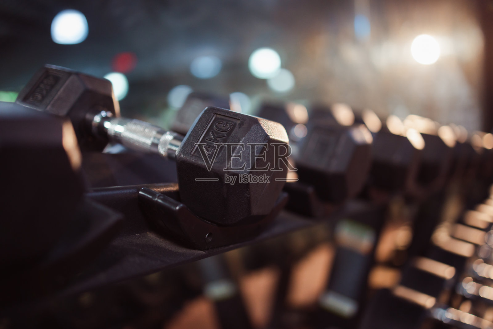 健身房里一排排的哑铃。健身房里有器材。体育保健理念。照片摄影图片