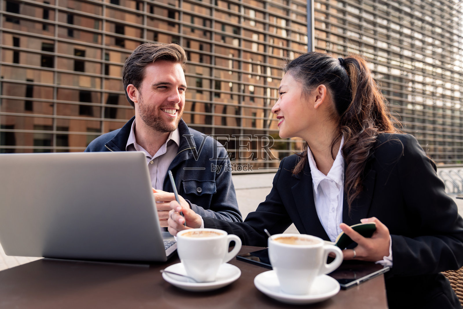 男女在阳台上用笔记本电脑工作照片摄影图片