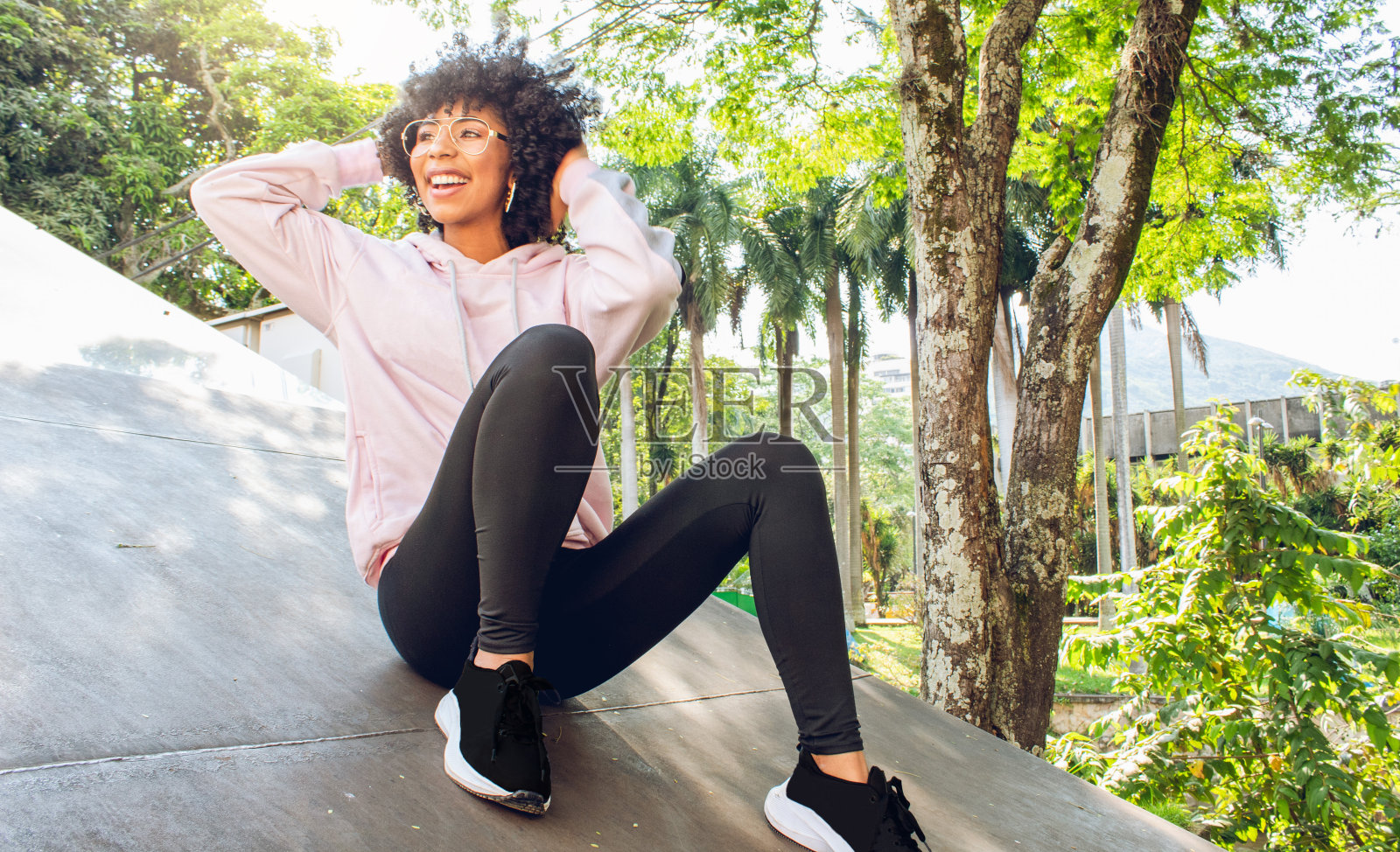 美丽的女人在公园里玩得很开心，在美丽的晴天照片摄影图片