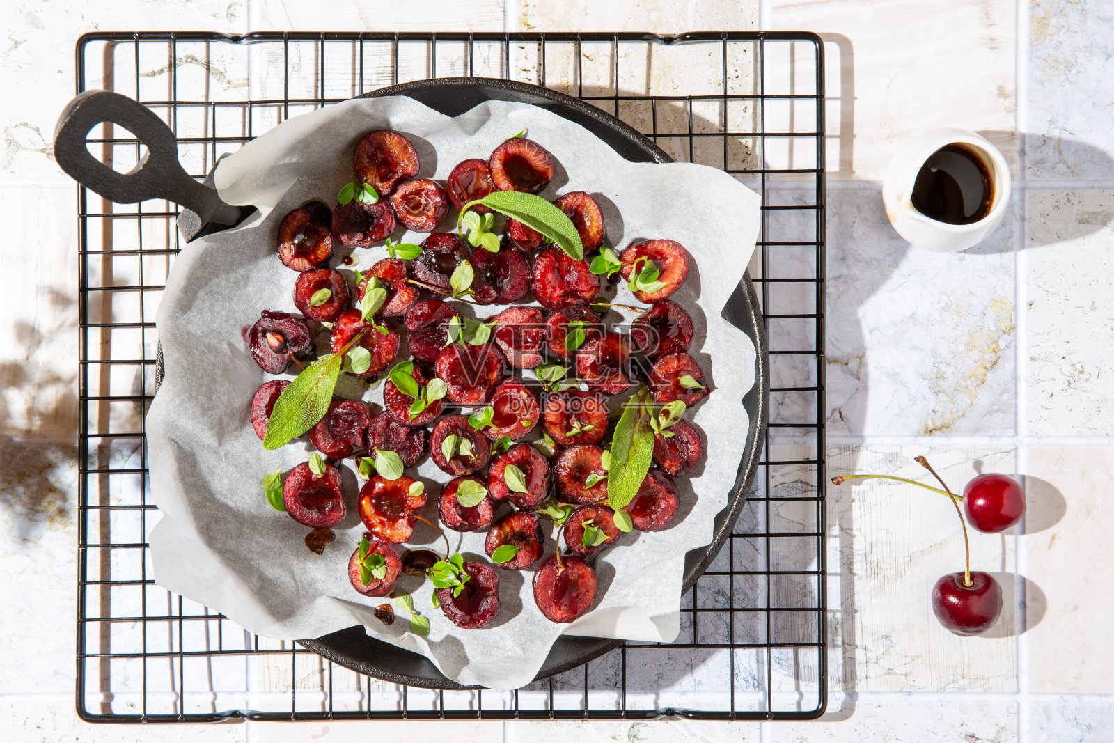 烤樱桃。烤甜樱桃加香醋和香草。美味的早餐的想法。前视图。照片摄影图片