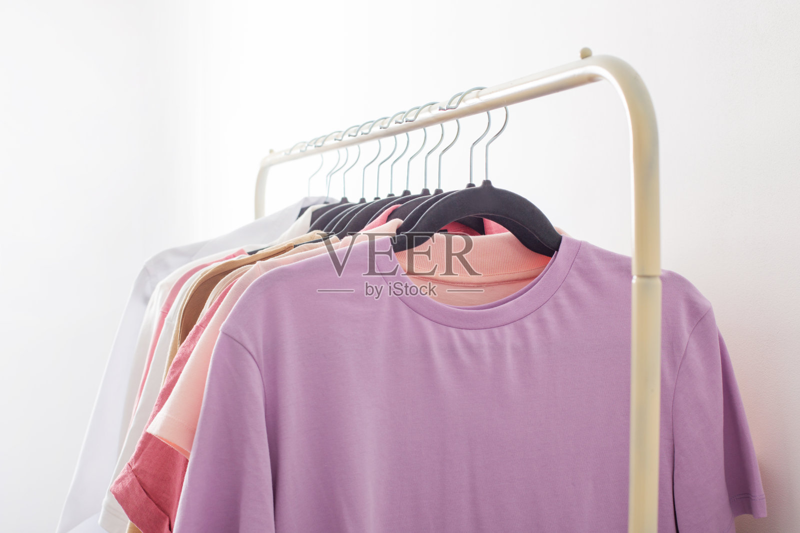 女性夏季衣柜在白色的房间照片摄影图片