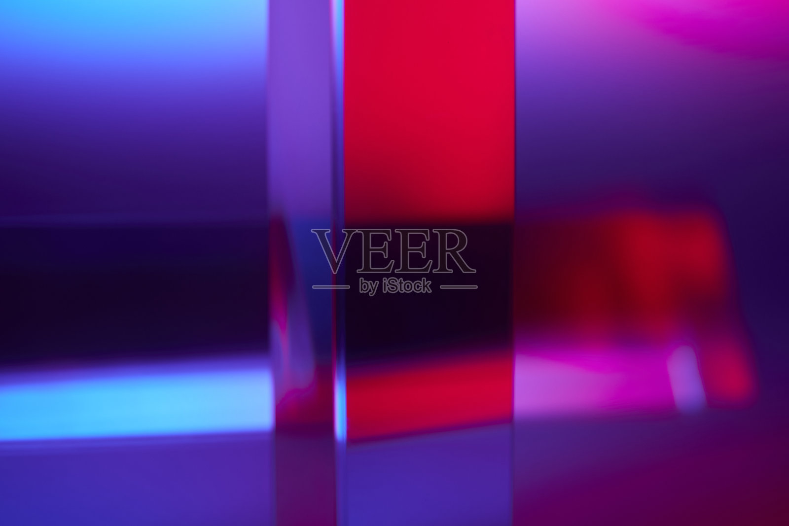 摘要三棱柱玻璃，红色和蓝色灯光背景照片摄影图片