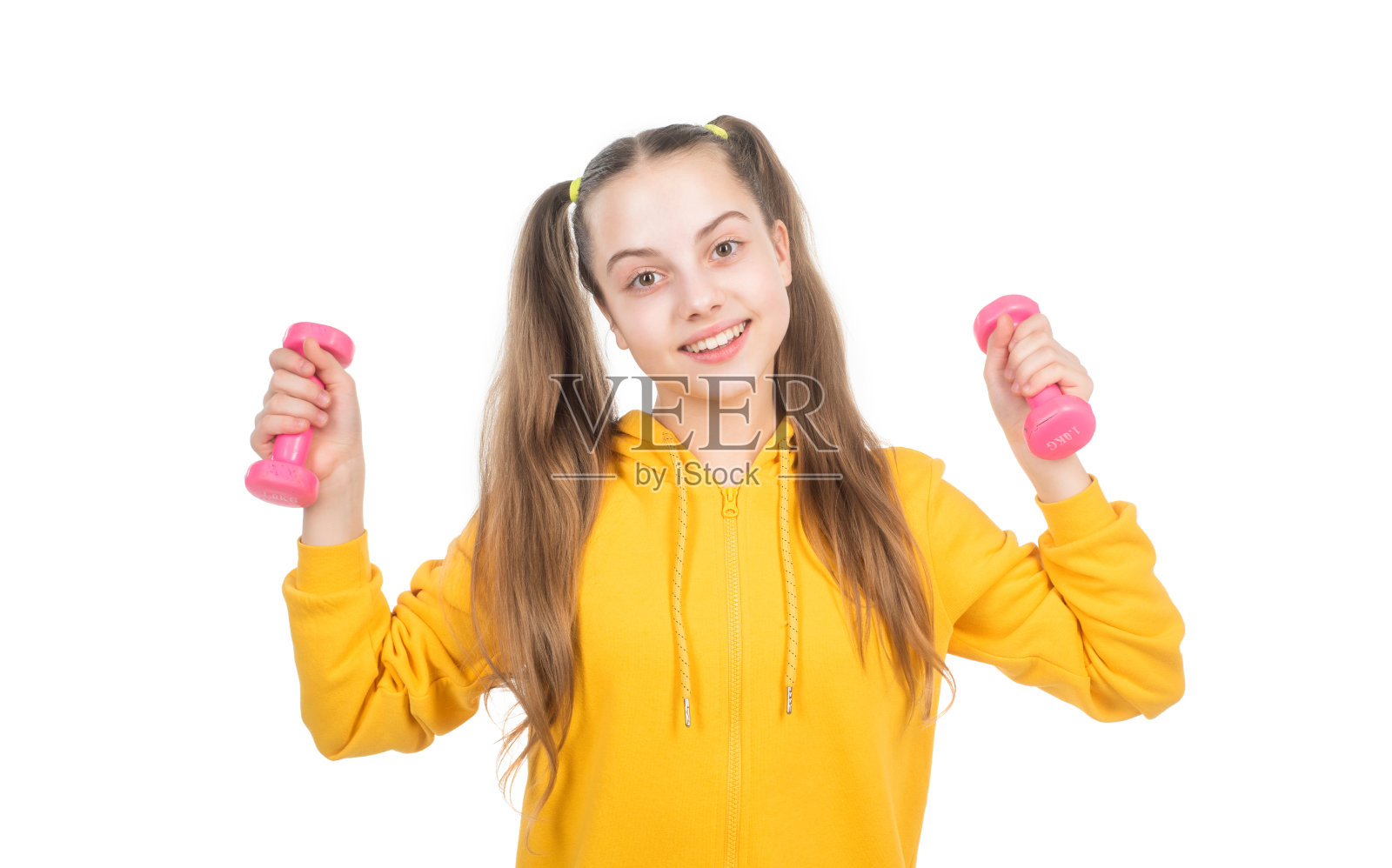 运动是生命。运动和健身。儿童杠铃训练。儿童的健康。健康的生活。照片摄影图片