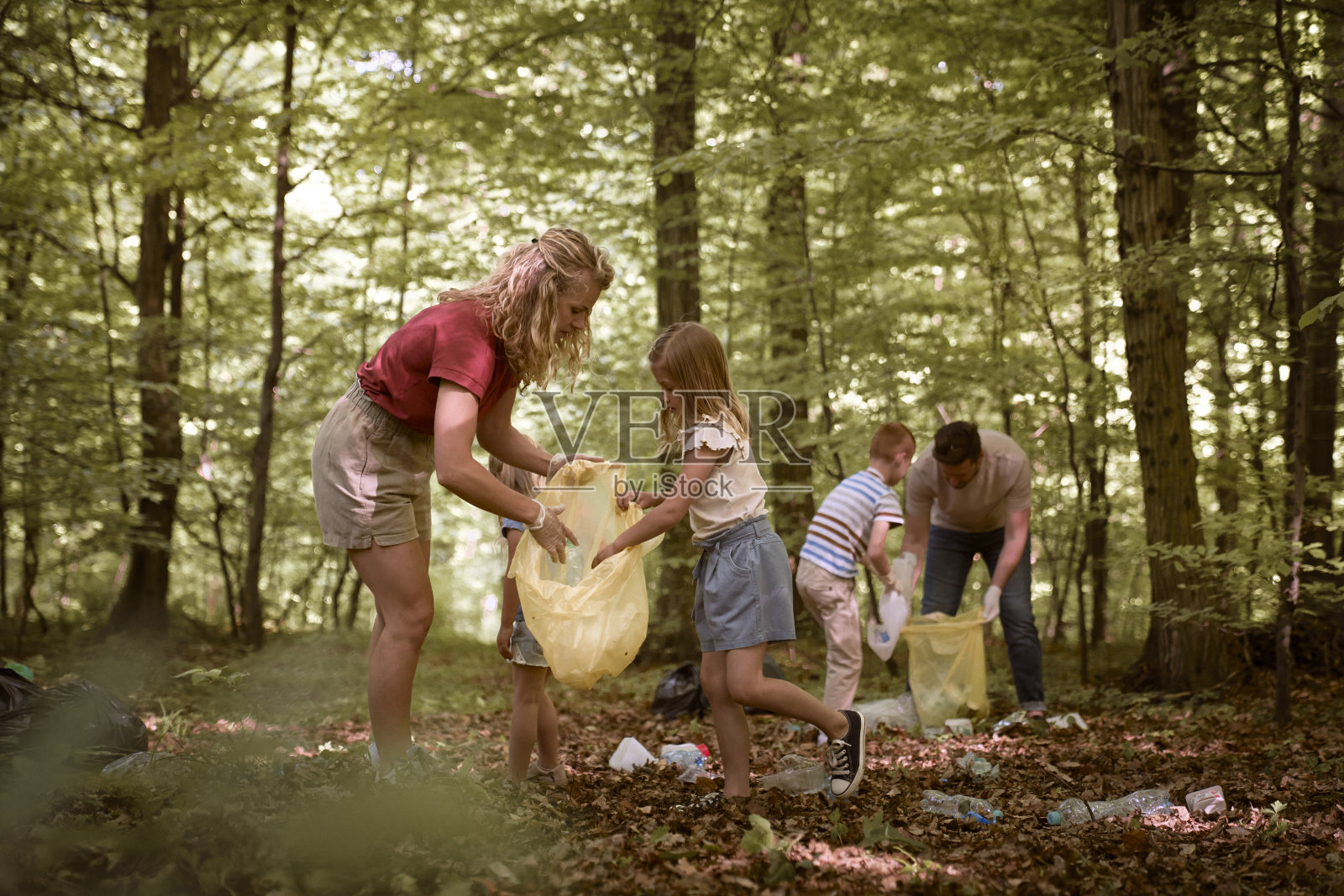 高加索家庭从森林里收集垃圾照片摄影图片