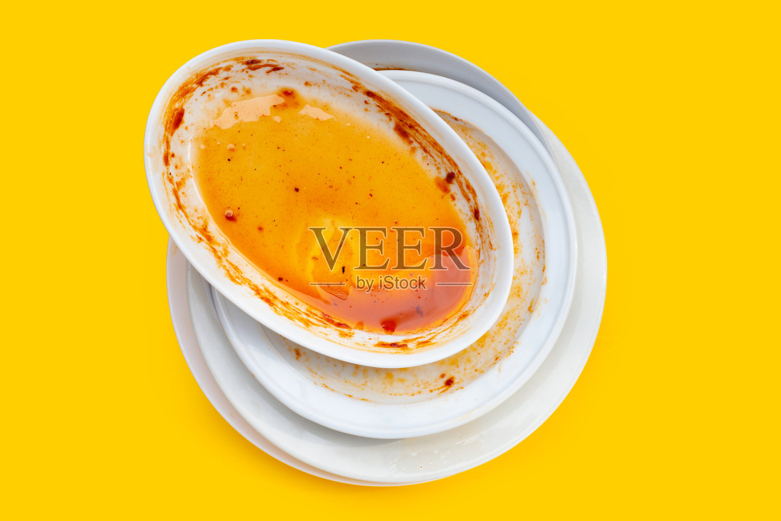 黄色背景的脏盘子。俯视图照片摄影图片