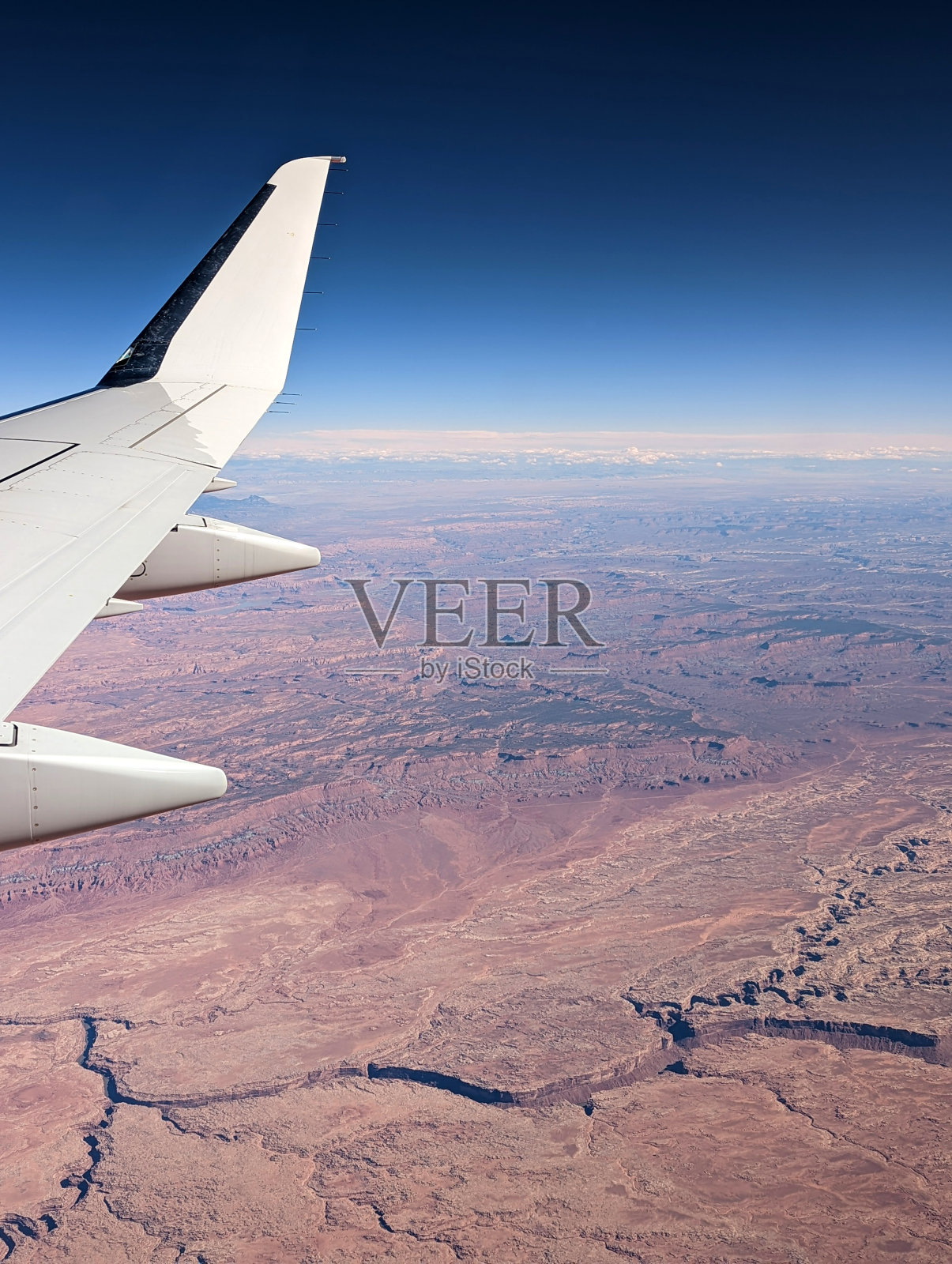 与山谷和机翼的航拍照片照片摄影图片