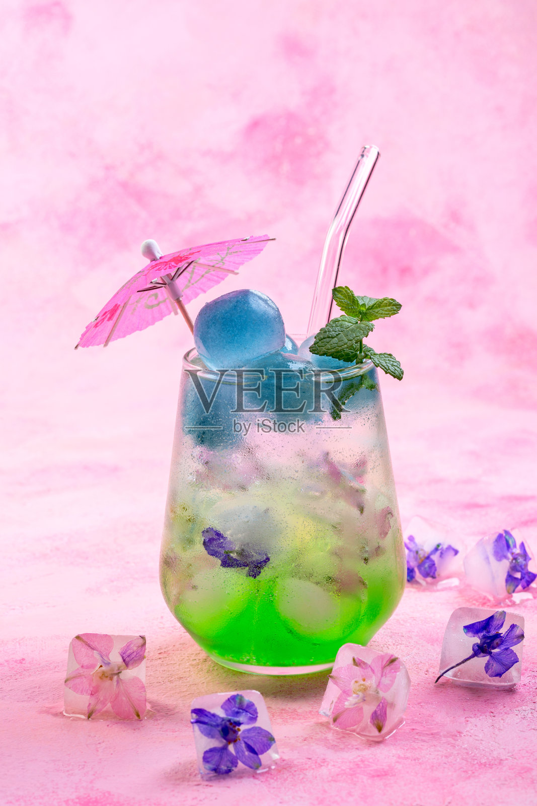 清新水果柠檬水。照片摄影图片