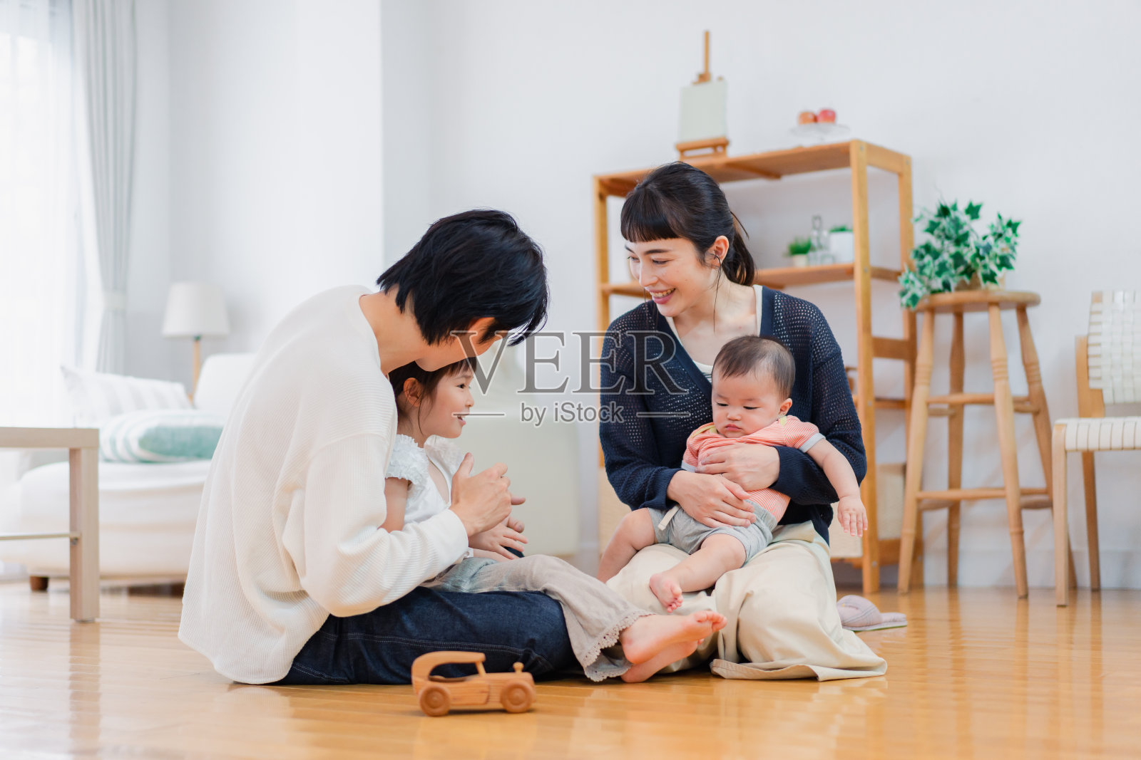 家人在家里度假照片摄影图片