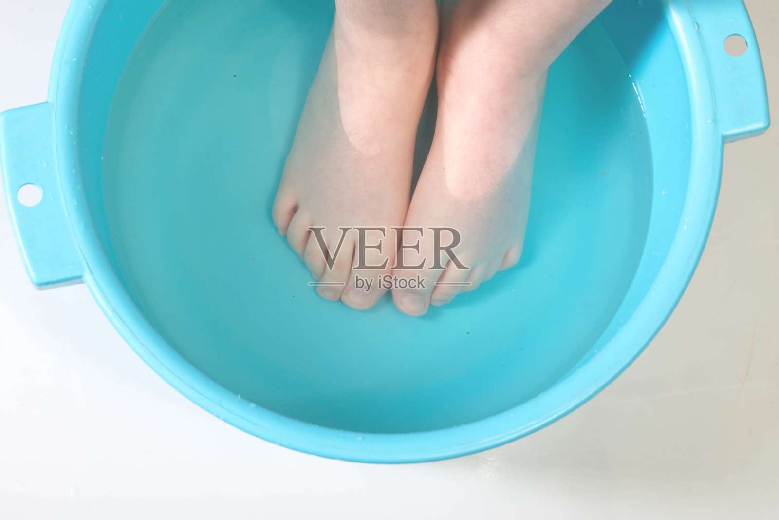 孩子的脚部伤口用泡沫处理照片摄影图片