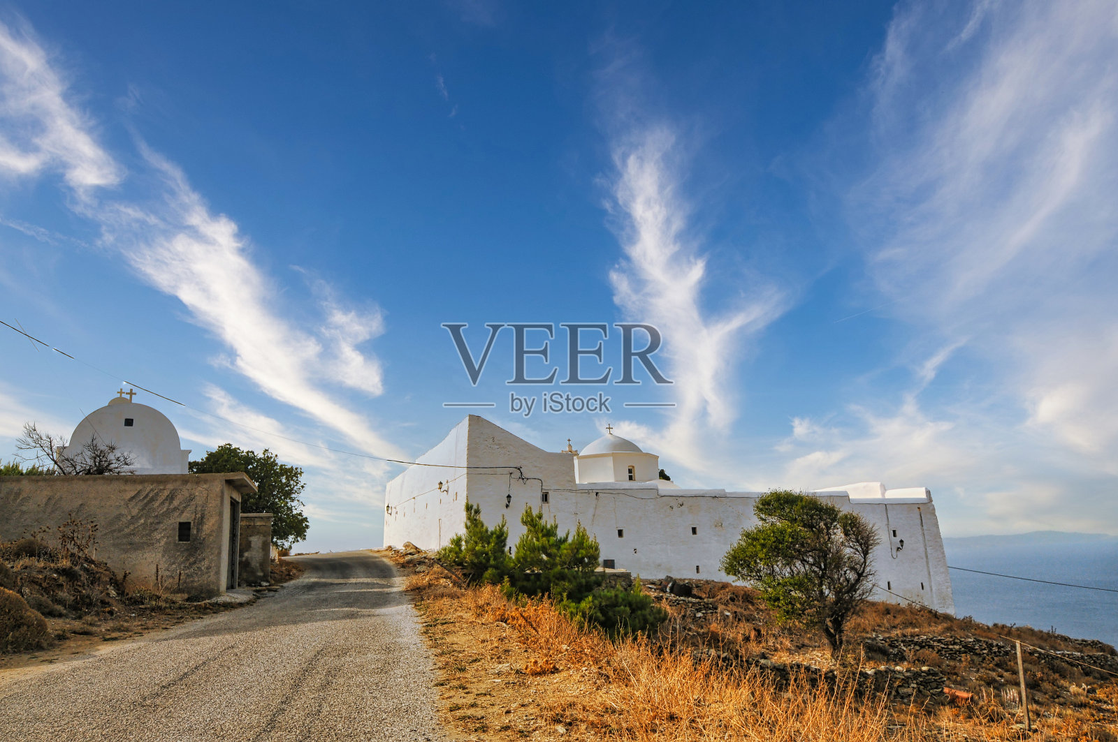 出租车在塞利福斯岛的修道院照片摄影图片