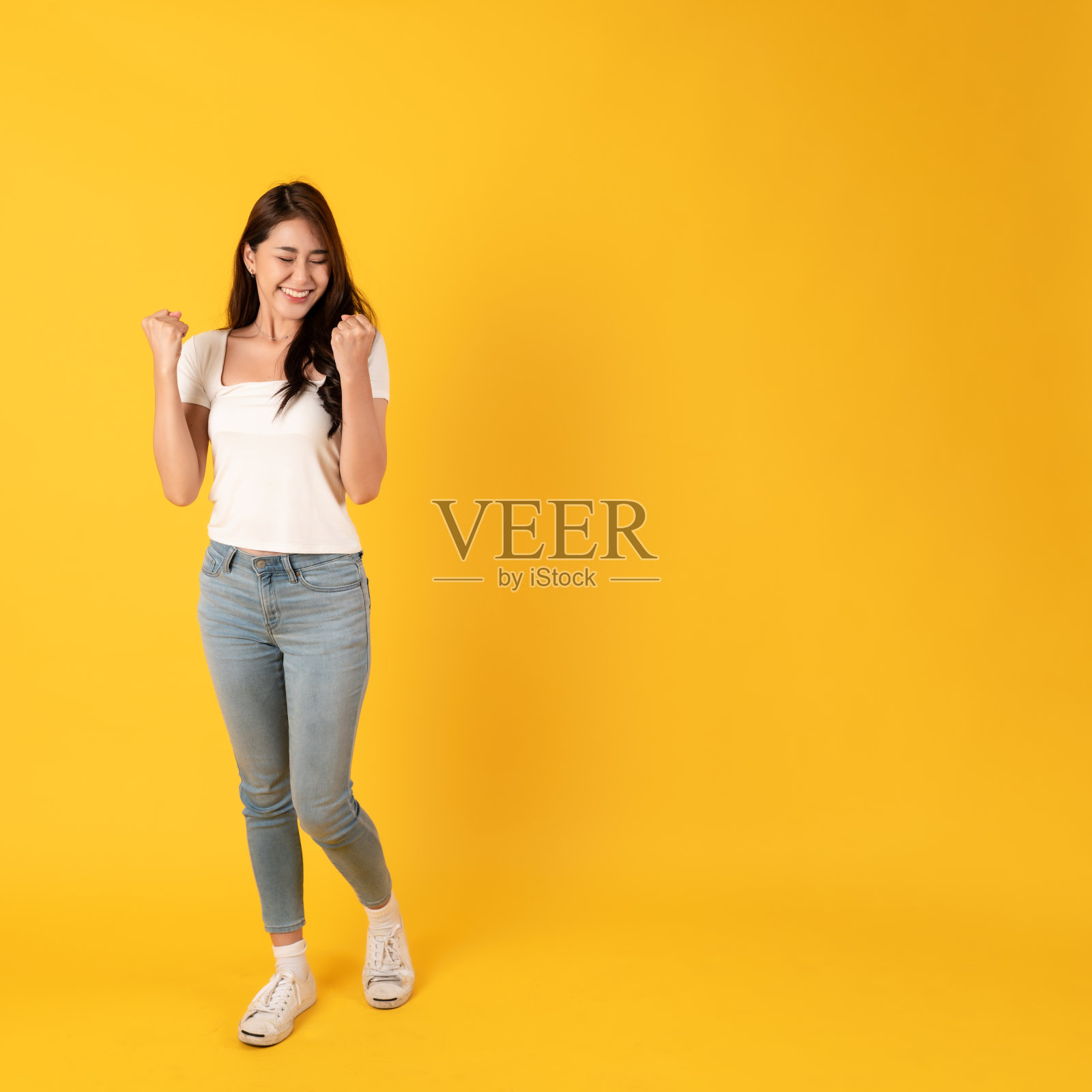 微笑的亚洲女人白色衬衫在黄色的背景照片摄影图片