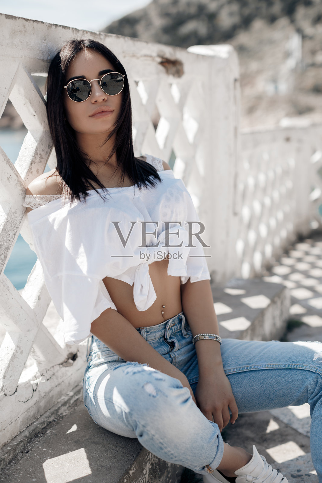 美丽的女人在蓝色的海湾边独自放松照片摄影图片