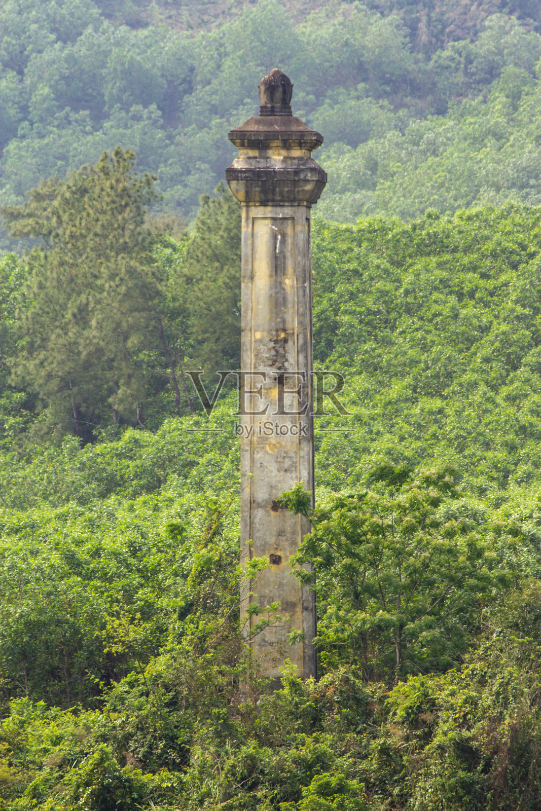 越南吉隆国王陵墓(天梭陵墓)山上的一座高塔。照片摄影图片