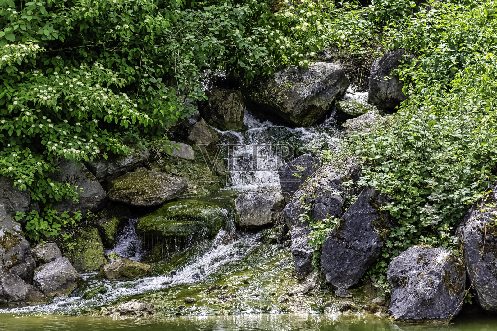 坎斯河和卡农河瀑布-法国诺曼底的纽夫堡照片摄影图片