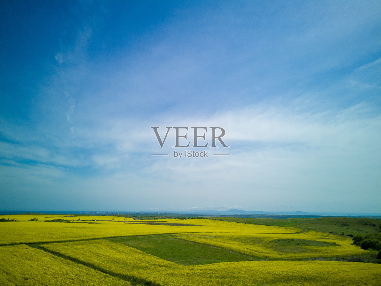 俯瞰田野与油菜籽和田野与草地对蓝天照片摄影图片