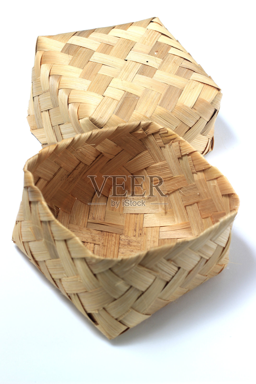 俯视图空Besek是一种盒子或容器食品盒，由白色背景的编织竹子制成，为您的设计元素照片摄影图片
