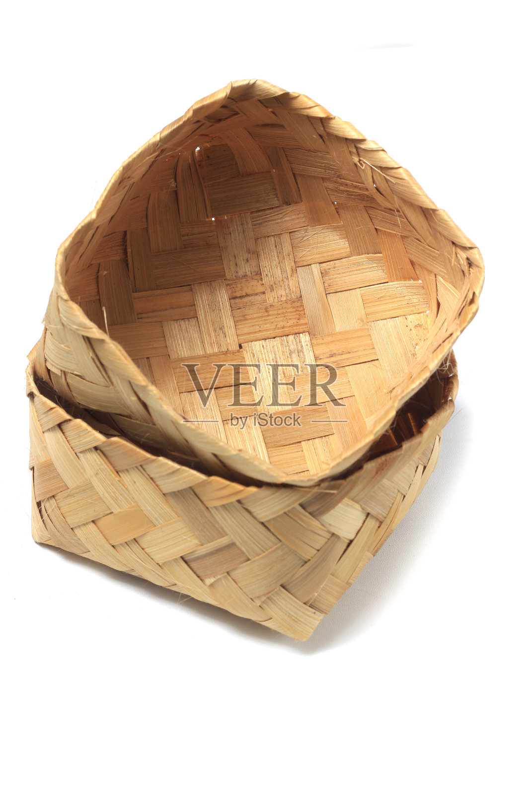 俯视图空Besek是一种盒子或容器食品盒，由白色背景的编织竹子制成，为您的设计元素照片摄影图片