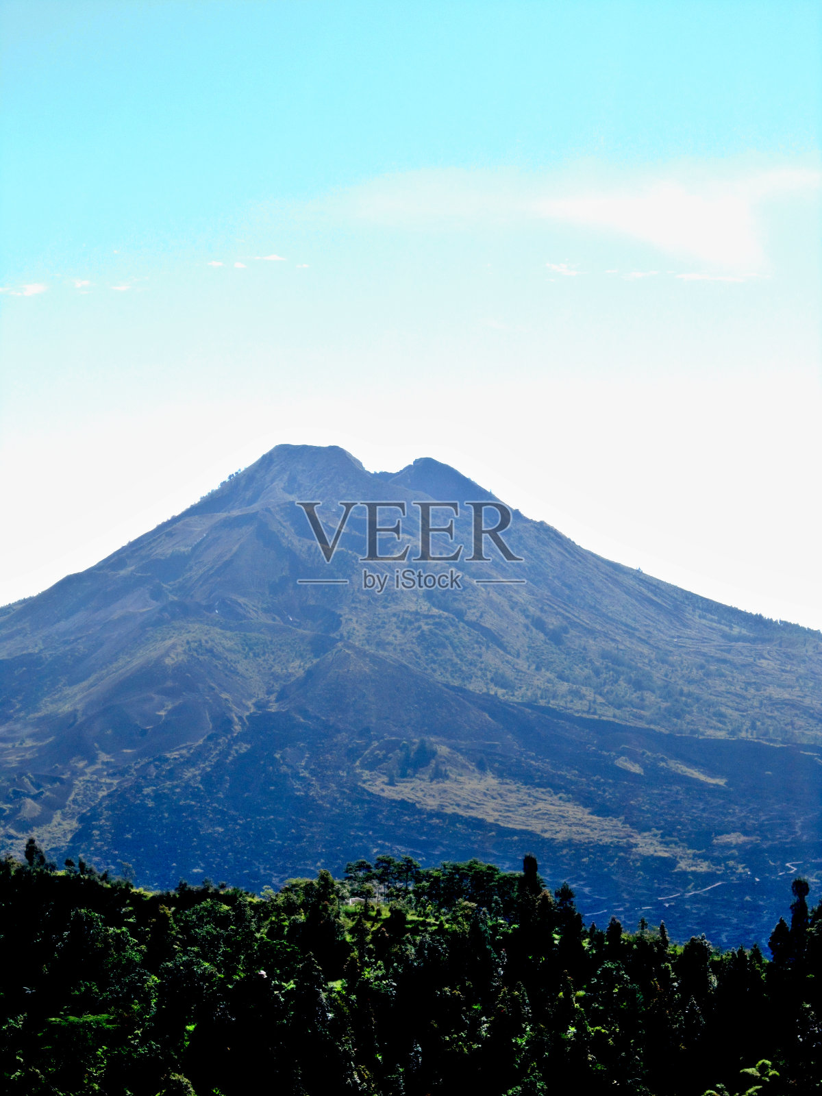 远处的巴图尔山照片摄影图片