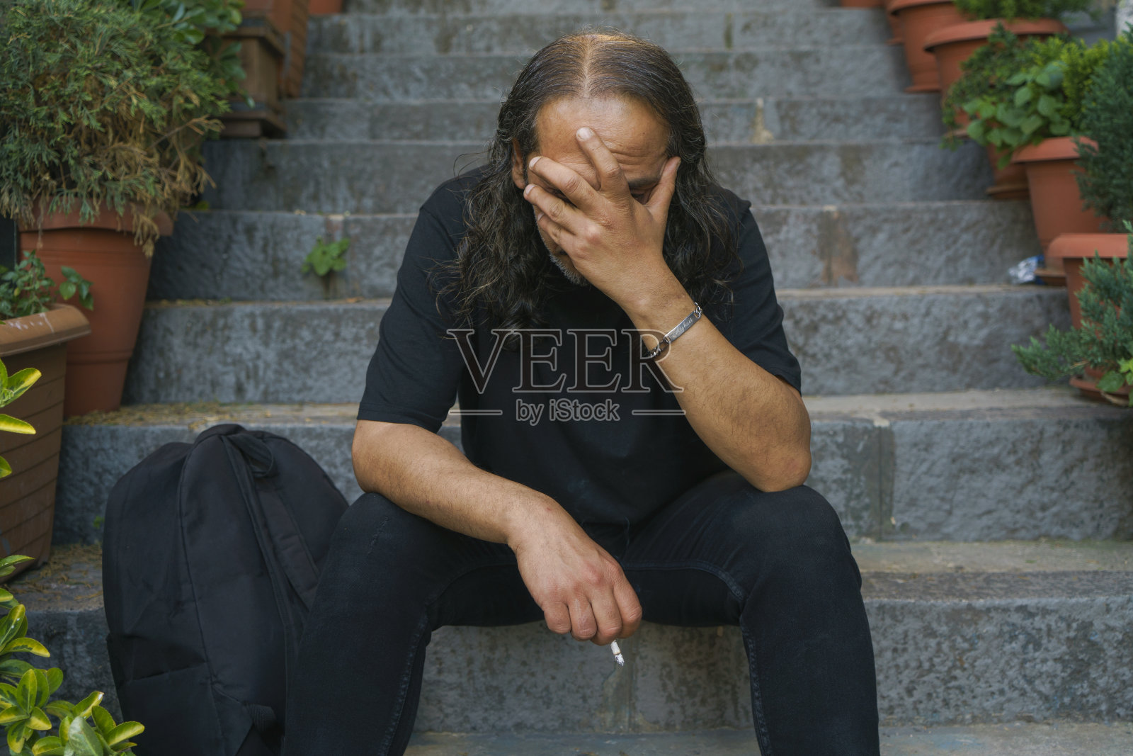 孤独的人坐在街上照片摄影图片