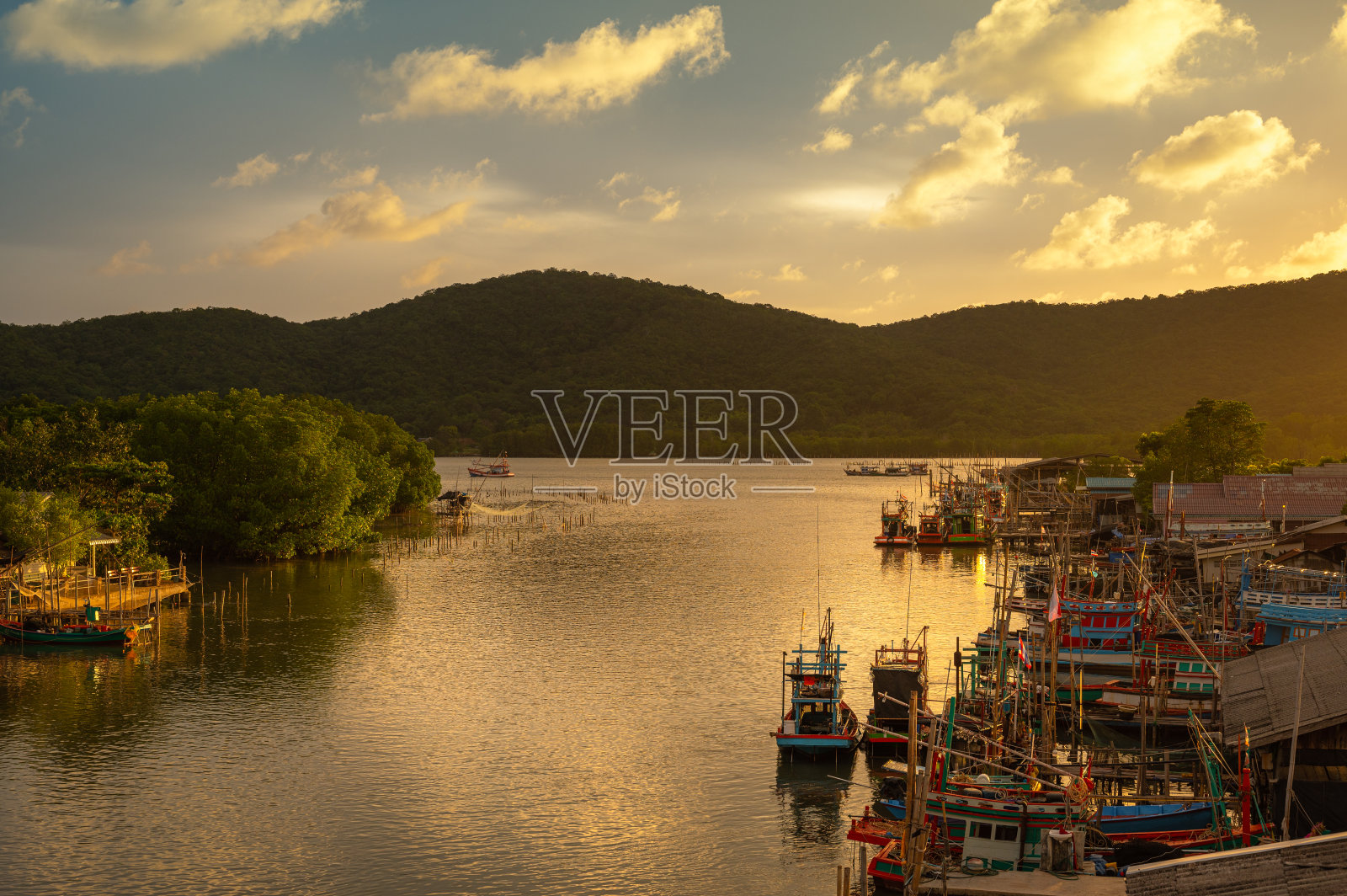 日落天空的渔村渔船，Ban Pak Nam Khaem Nu, Chanthaburi，泰国。照片摄影图片
