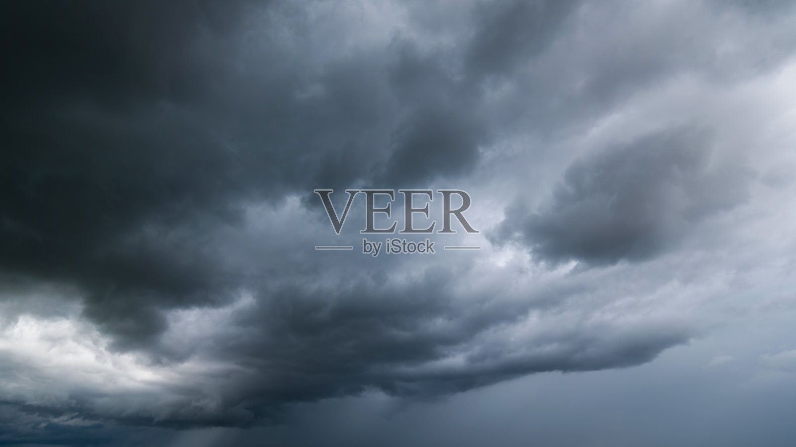 有背景的乌云，雷暴前的乌云。照片摄影图片