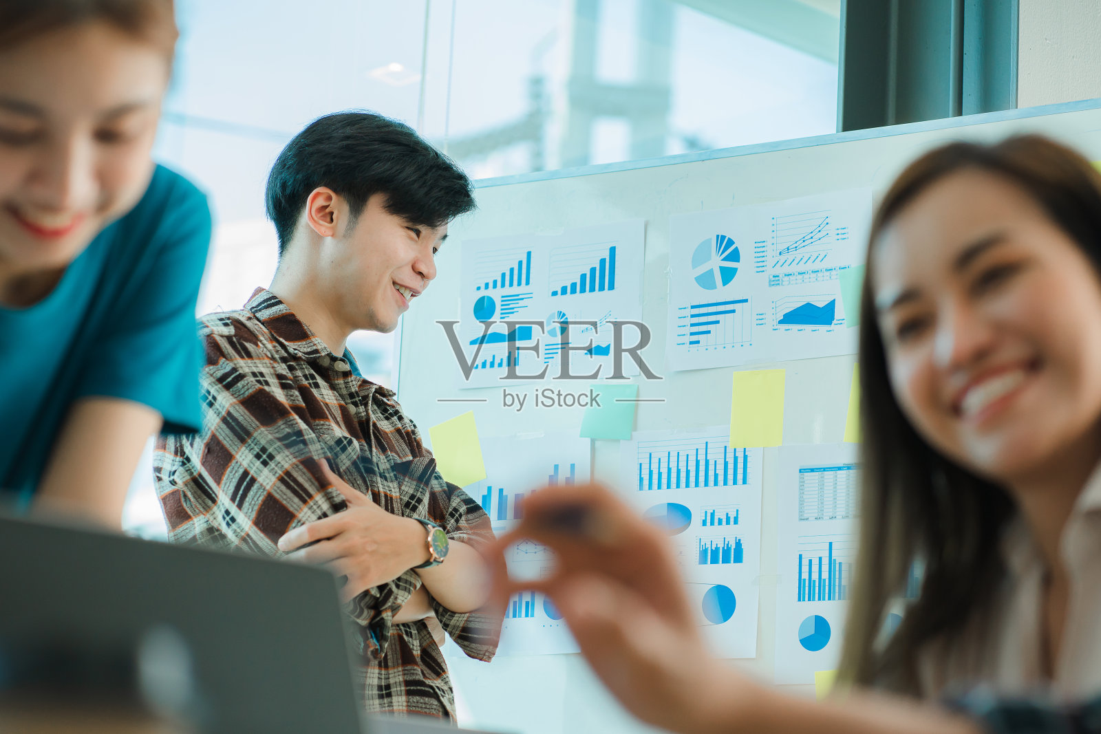 亚洲青年团队创业创意:与年轻企业家在研讨会上讨论商业计划并分享想法。照片摄影图片