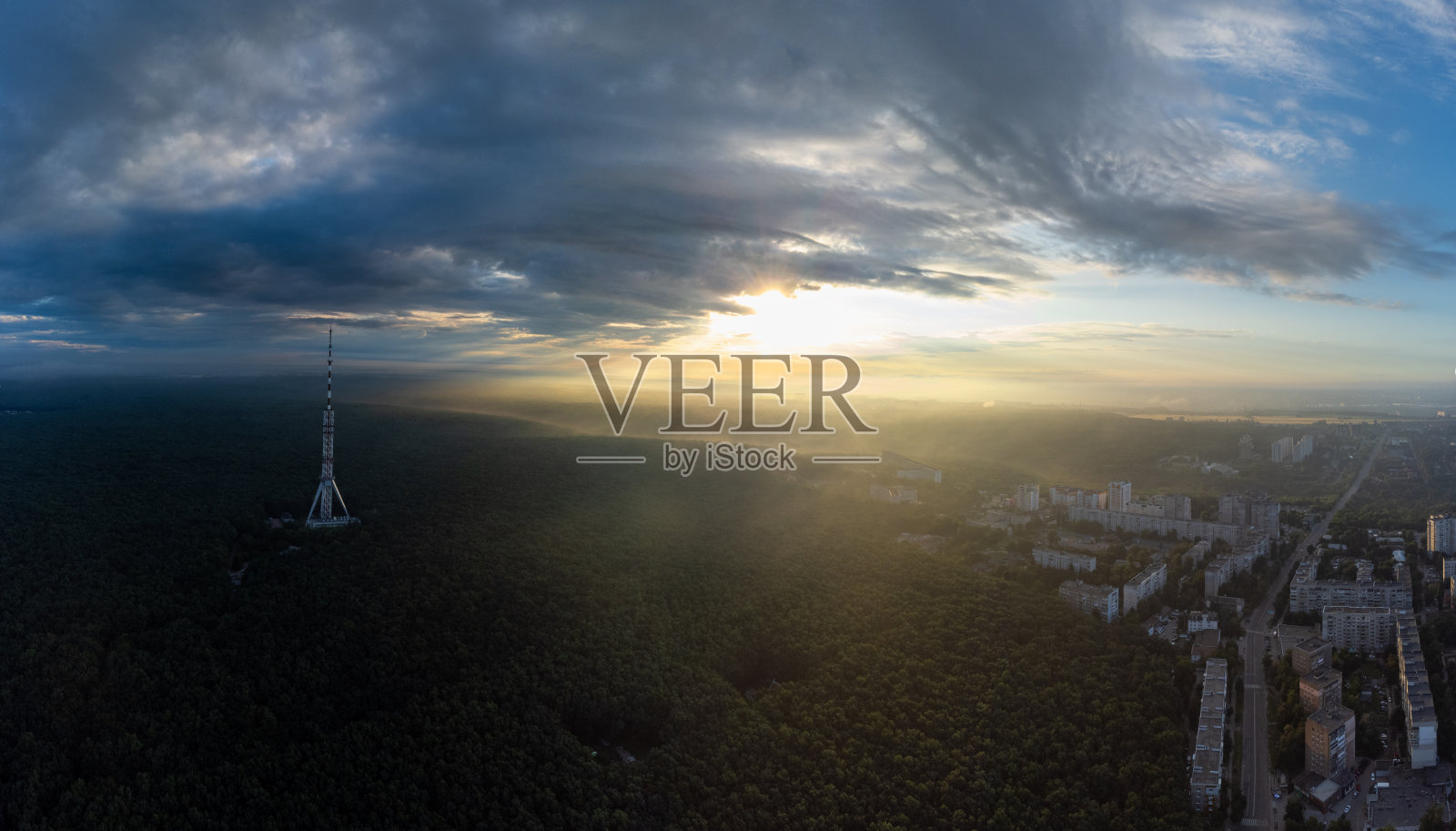 航空日出史诗城市与电信塔照片摄影图片