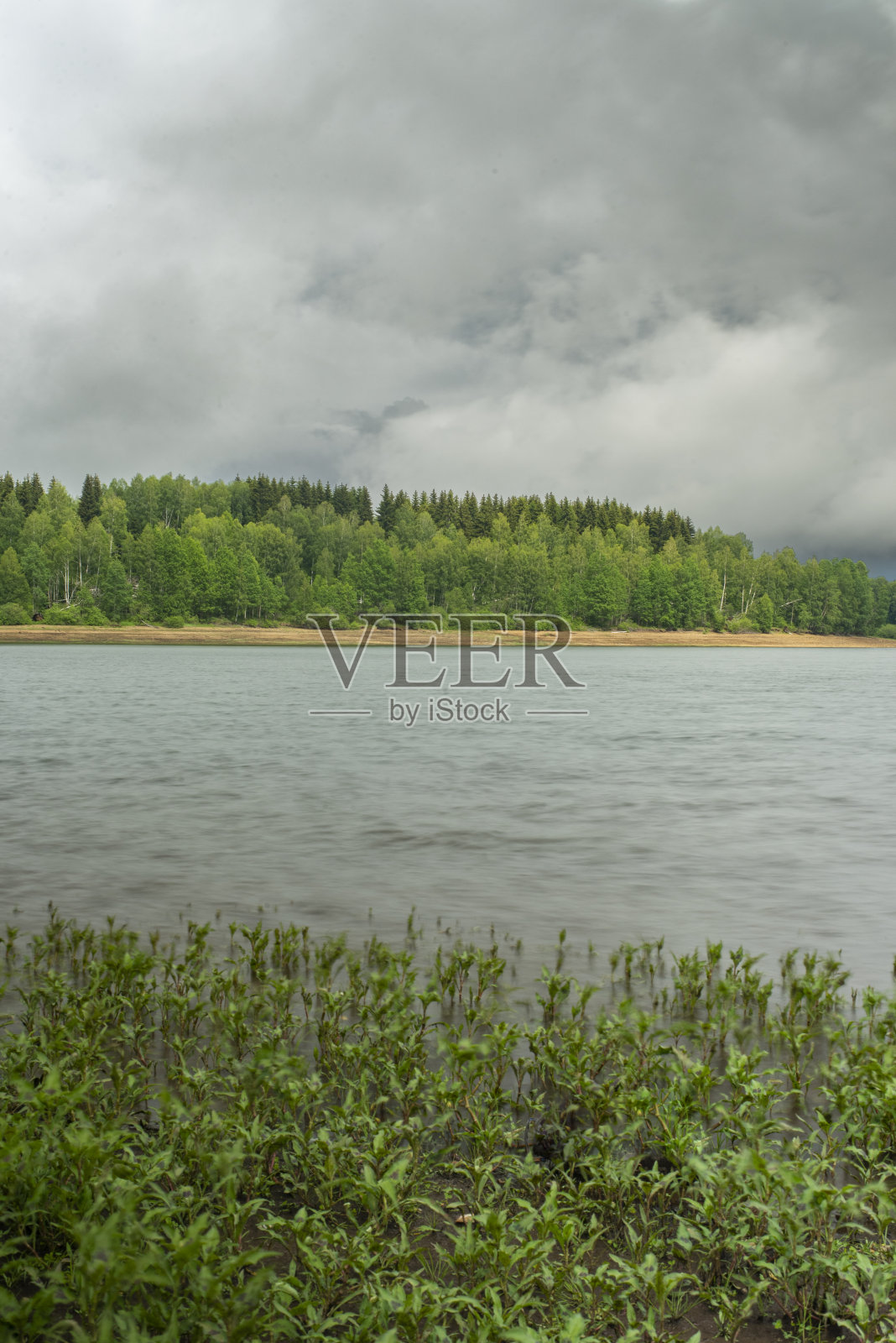 瓦拉西纳湖的全景在阴天。照片摄影图片