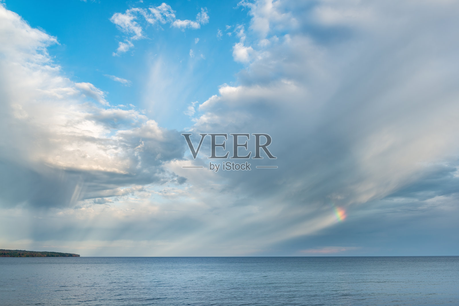 太阳狗在苏必利尔湖上空的云朵照片摄影图片