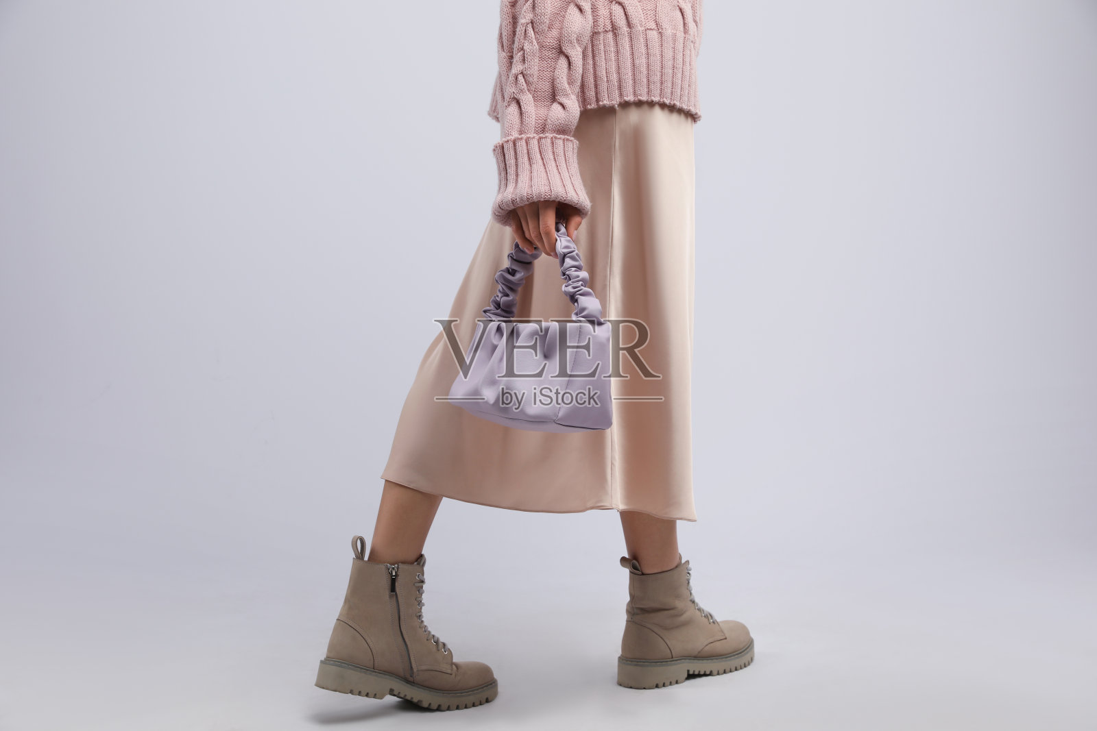 时尚的女人与时尚的包上轻背景，特写照片摄影图片