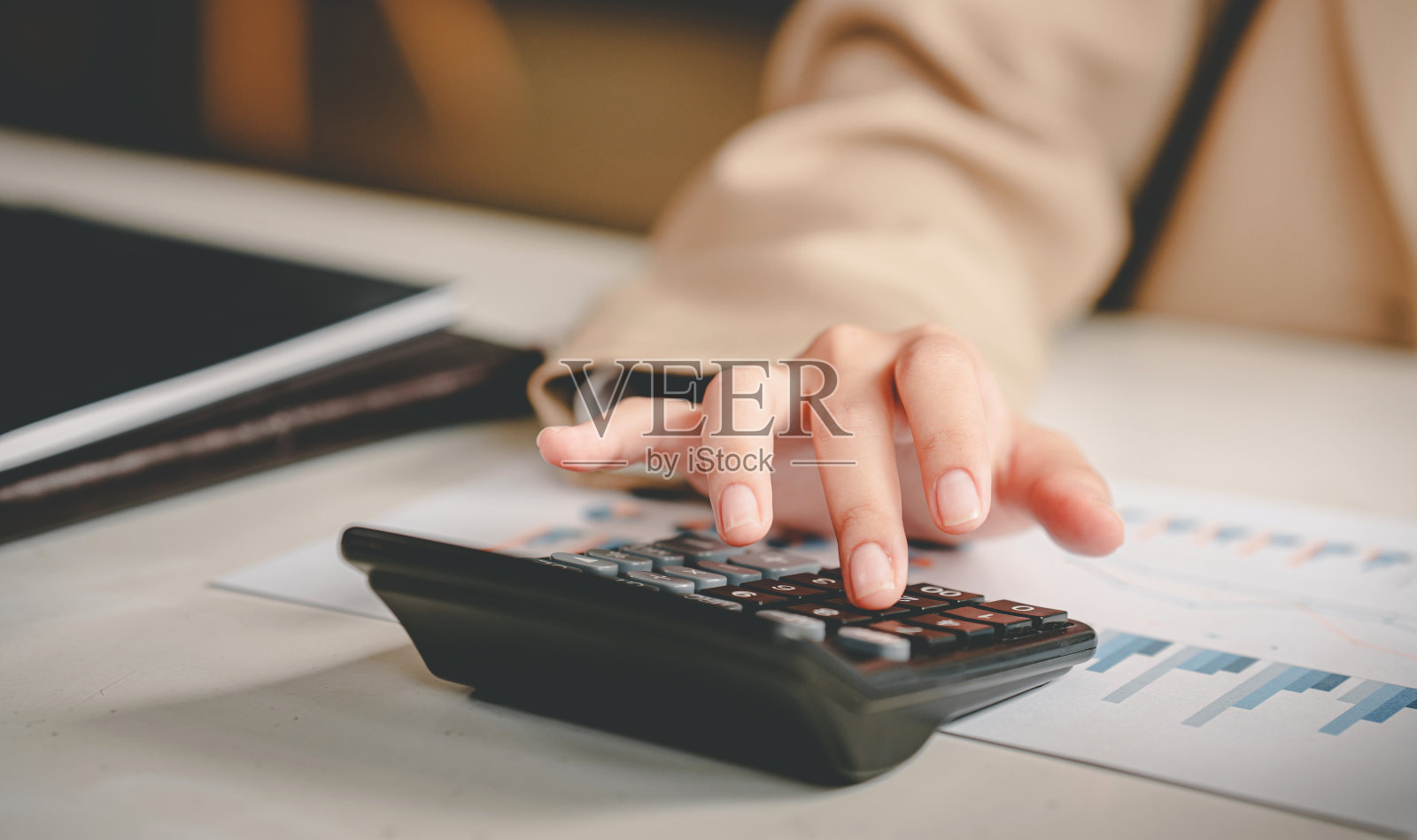 商务女性或会计谁使用计算器计算业务数据会计文件和笔记本电脑在办公室的业务想法照片摄影图片