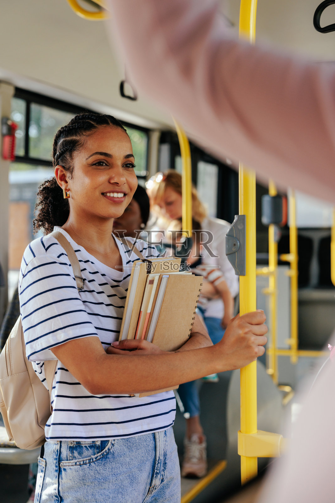 在公交车上拿着书的学生照片摄影图片