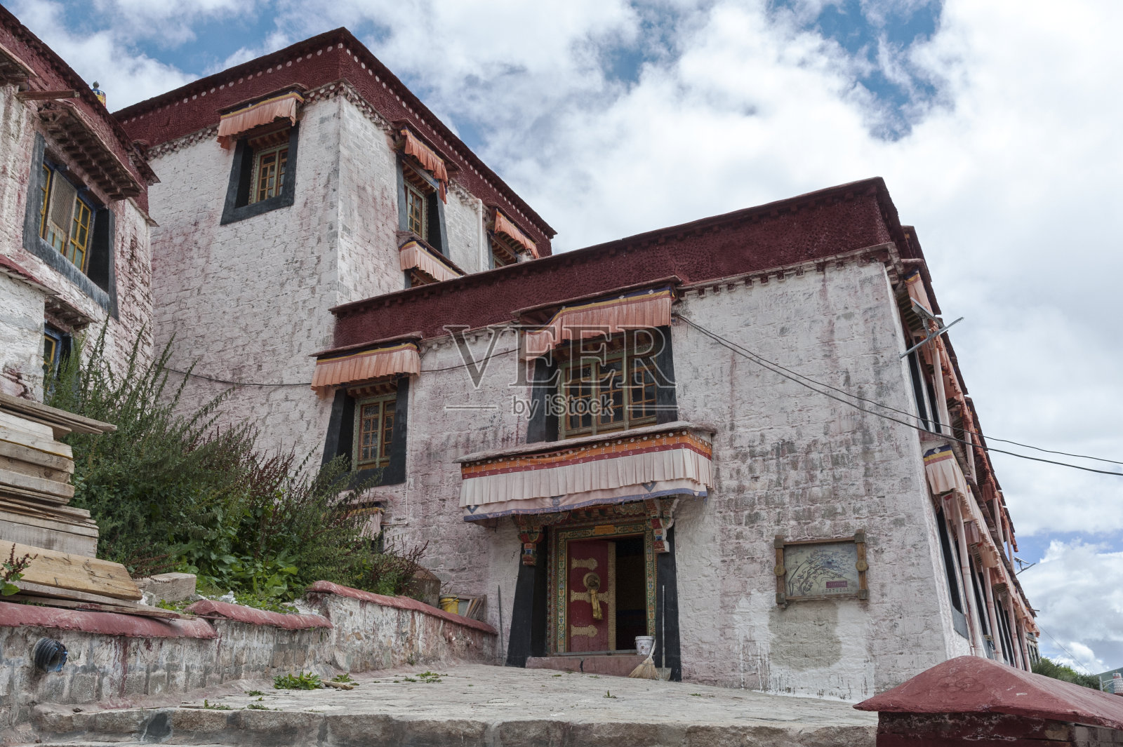 位于王伯山山顶的甘丹寺是西藏格鲁大“三大”寺院之一。照片摄影图片