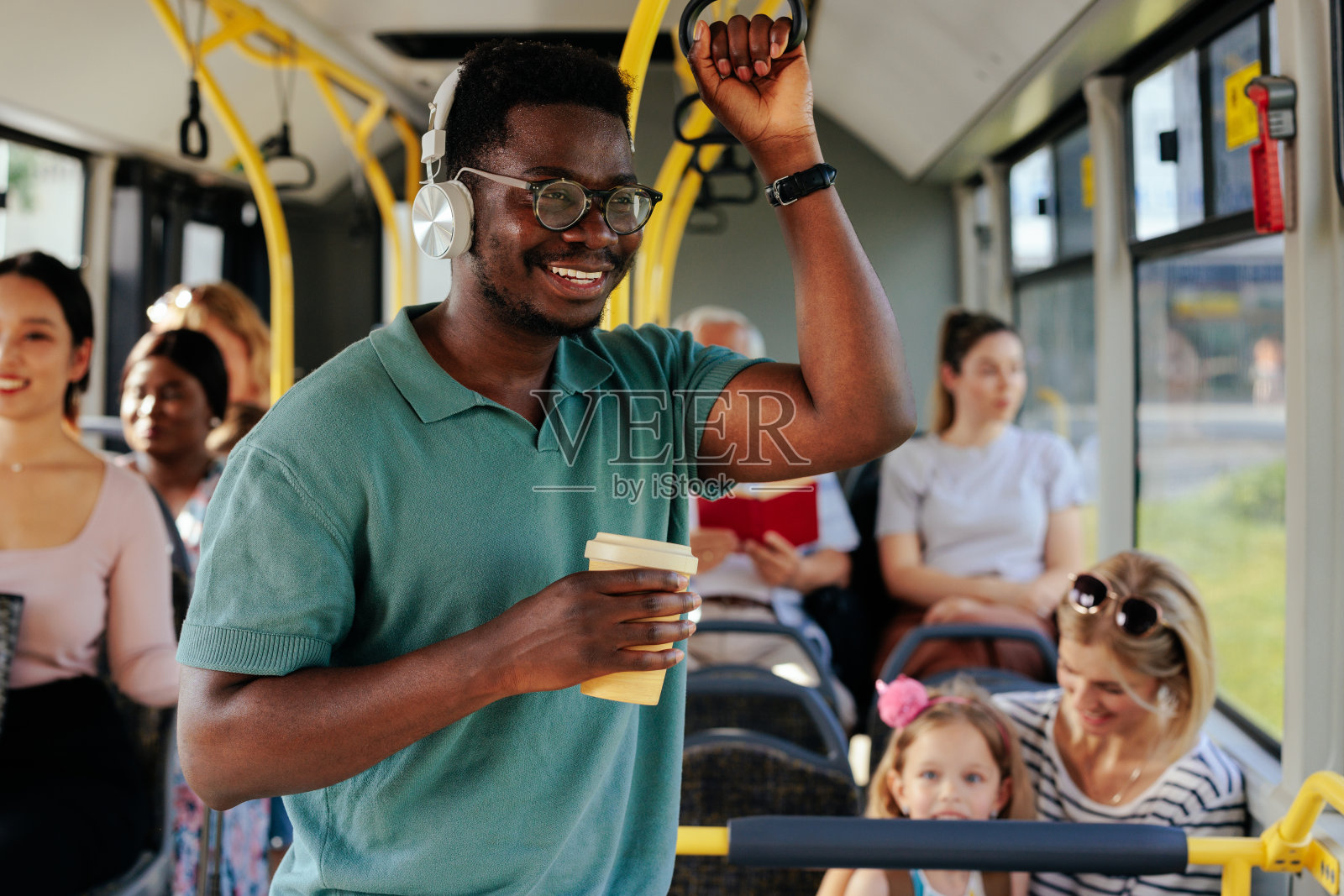 快乐的非裔美国人乘坐公共交通工具照片摄影图片