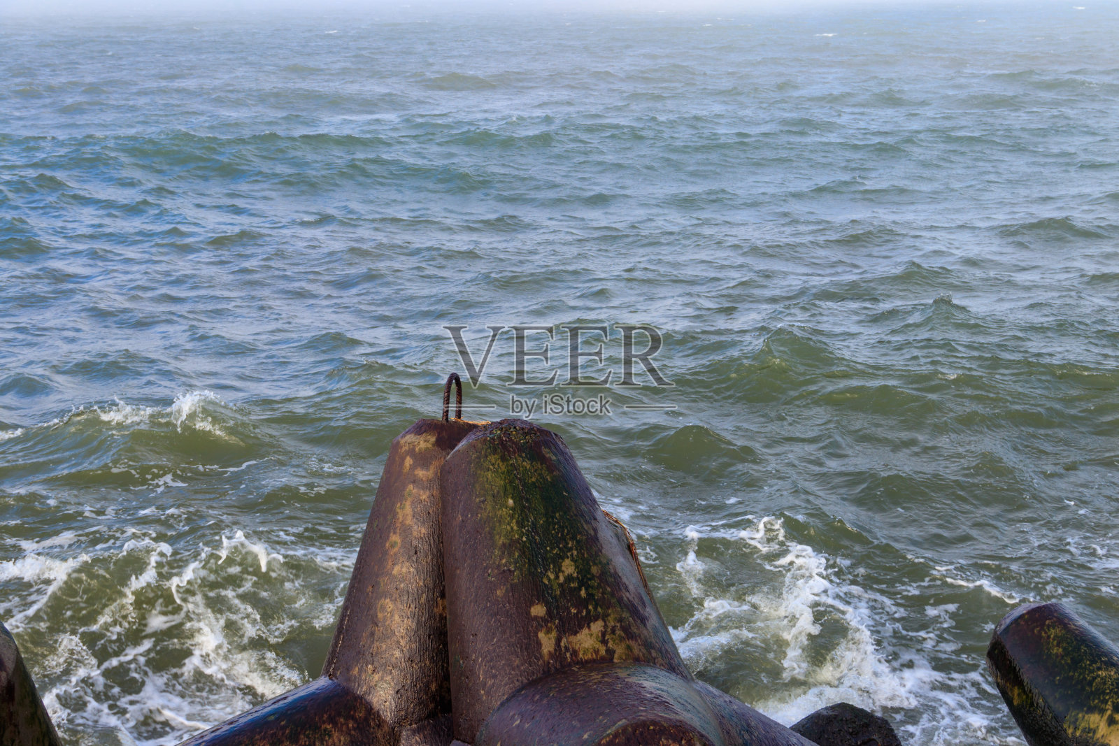 波罗的海的风暴。在波兰达罗沃，暴风雨冲击防波堤照片摄影图片