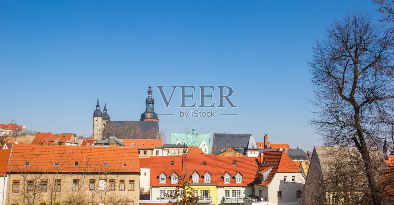 艾斯利本的天际线上有五颜六色的房子和教堂塔楼照片摄影图片