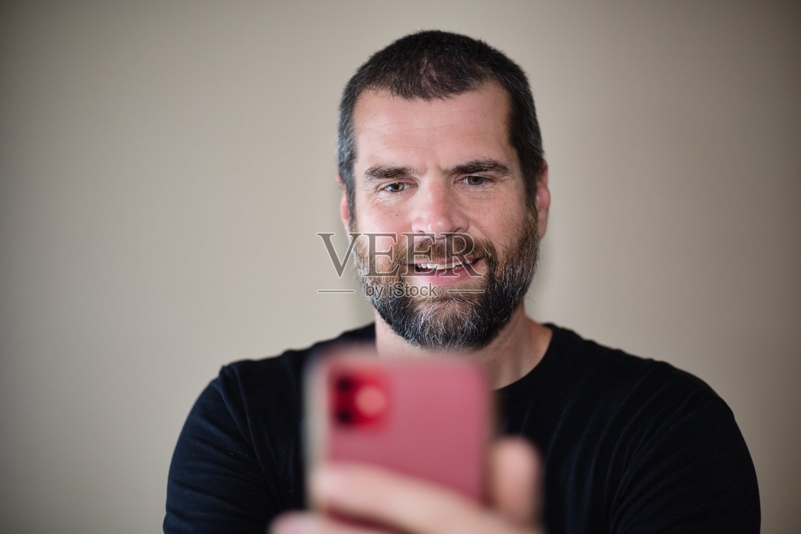 IT男看着手机-微笑照片摄影图片