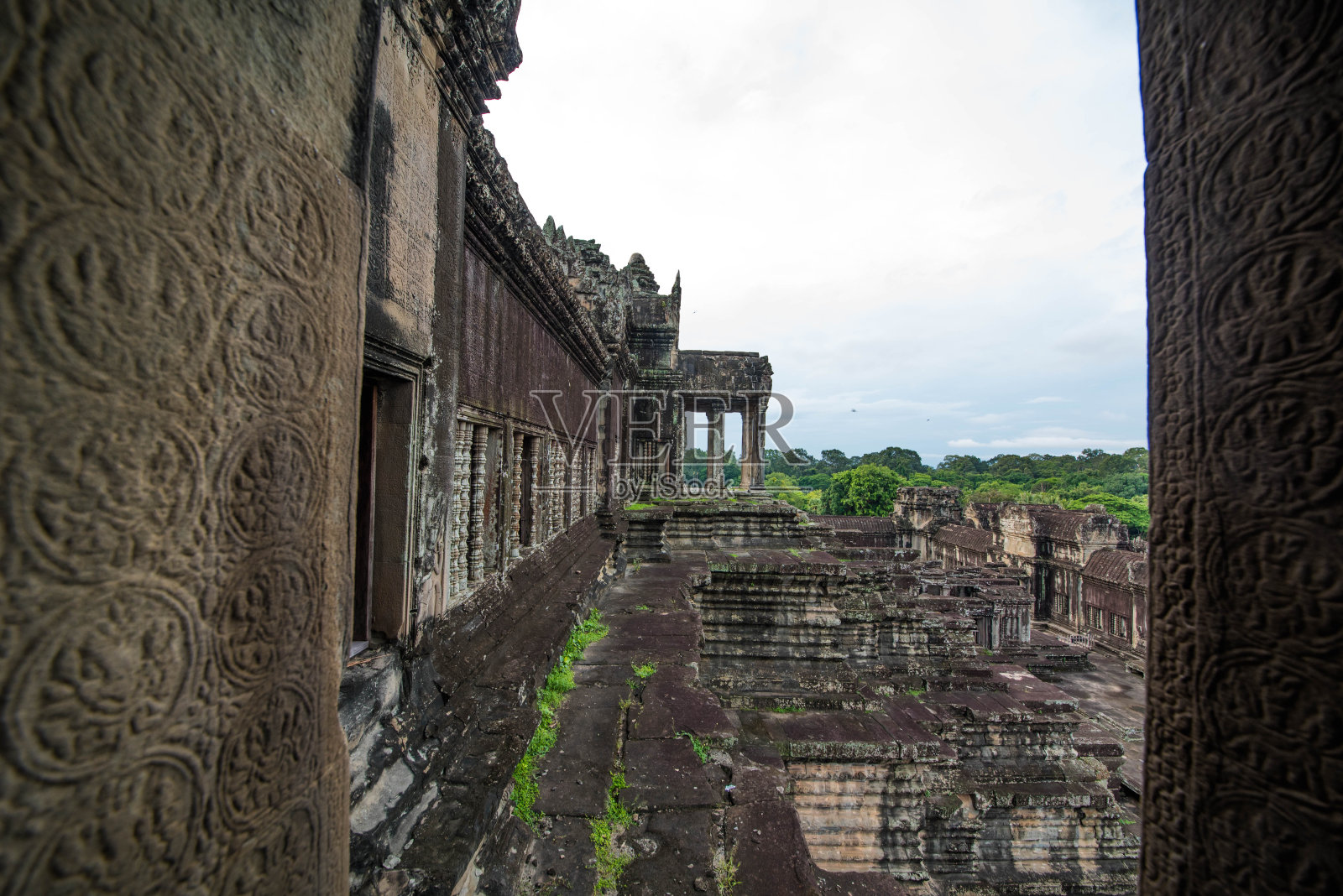柬埔寨暹粒，吴哥窟周边建筑外的露台照片摄影图片