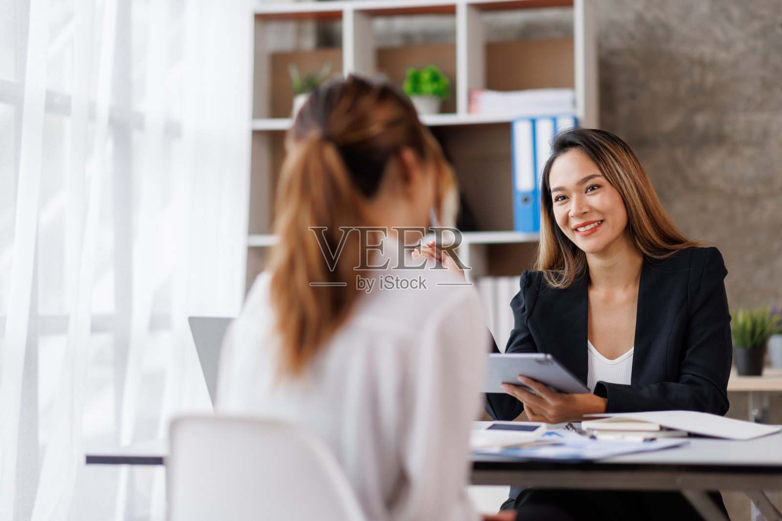裁剪的亚洲商业女性不同的同事一起工作在董事会，头脑风暴，讨论，并分析商业报告战略协作。照片摄影图片