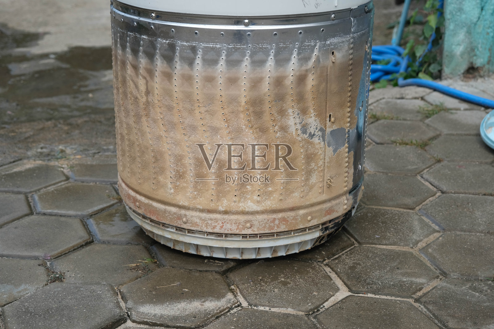 机器内部的零件及配件用于清洗衣物，清除已被清除的污垢和水垢，清洗滚筒是脏的污渍，有霉味。卫生清洁服务理念。照片摄影图片